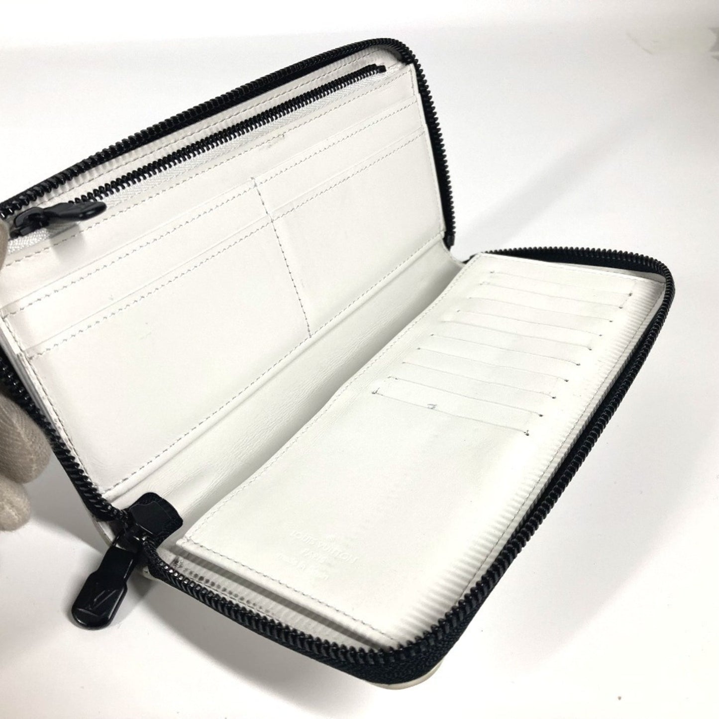 Louis Vuitton Zippy Wallet Vertical, White, Leather, wallet