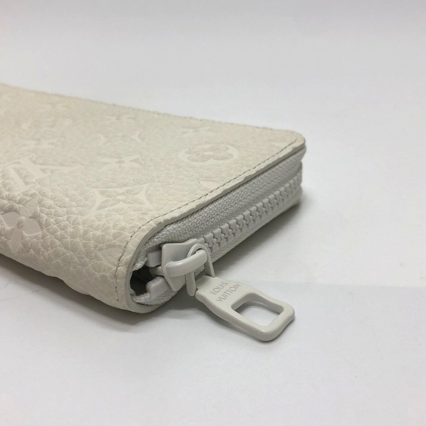 Louis Vuitton Zippy Wallet Vertical, White, Leather, wallet