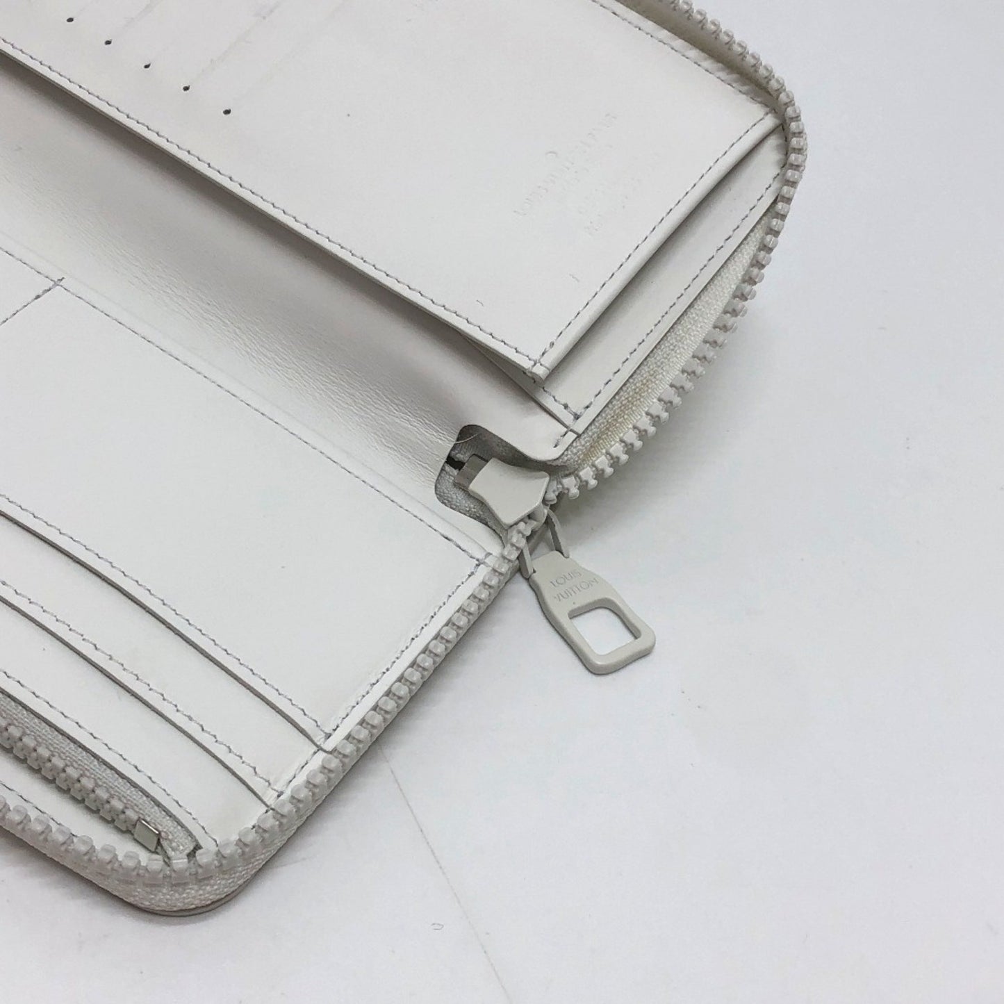 Louis Vuitton Zippy Wallet Vertical, White, Leather, wallet