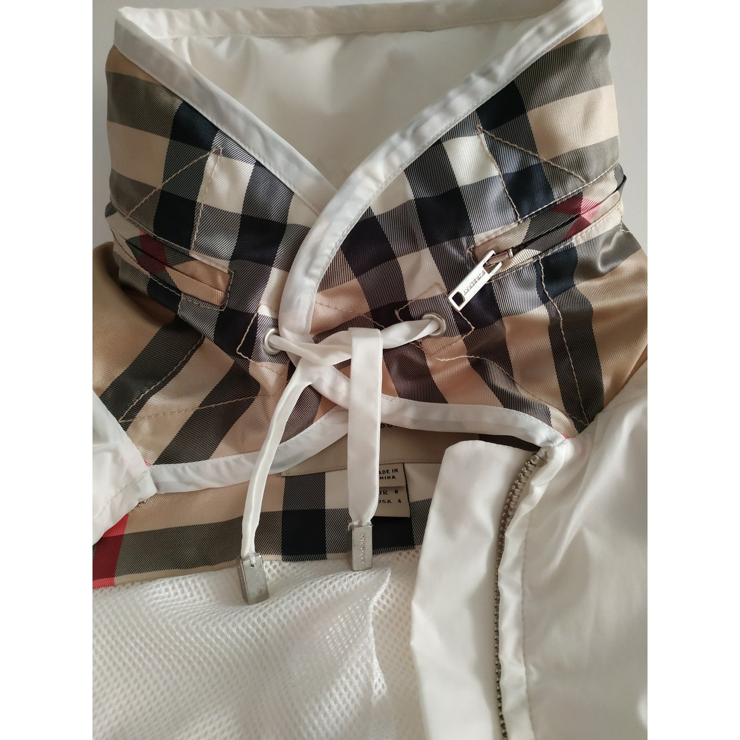 Αδιάβροχο Burberry 6 US Λευκό με Πλήρες Φερμουάρ και Κρυφή Κουκούλα