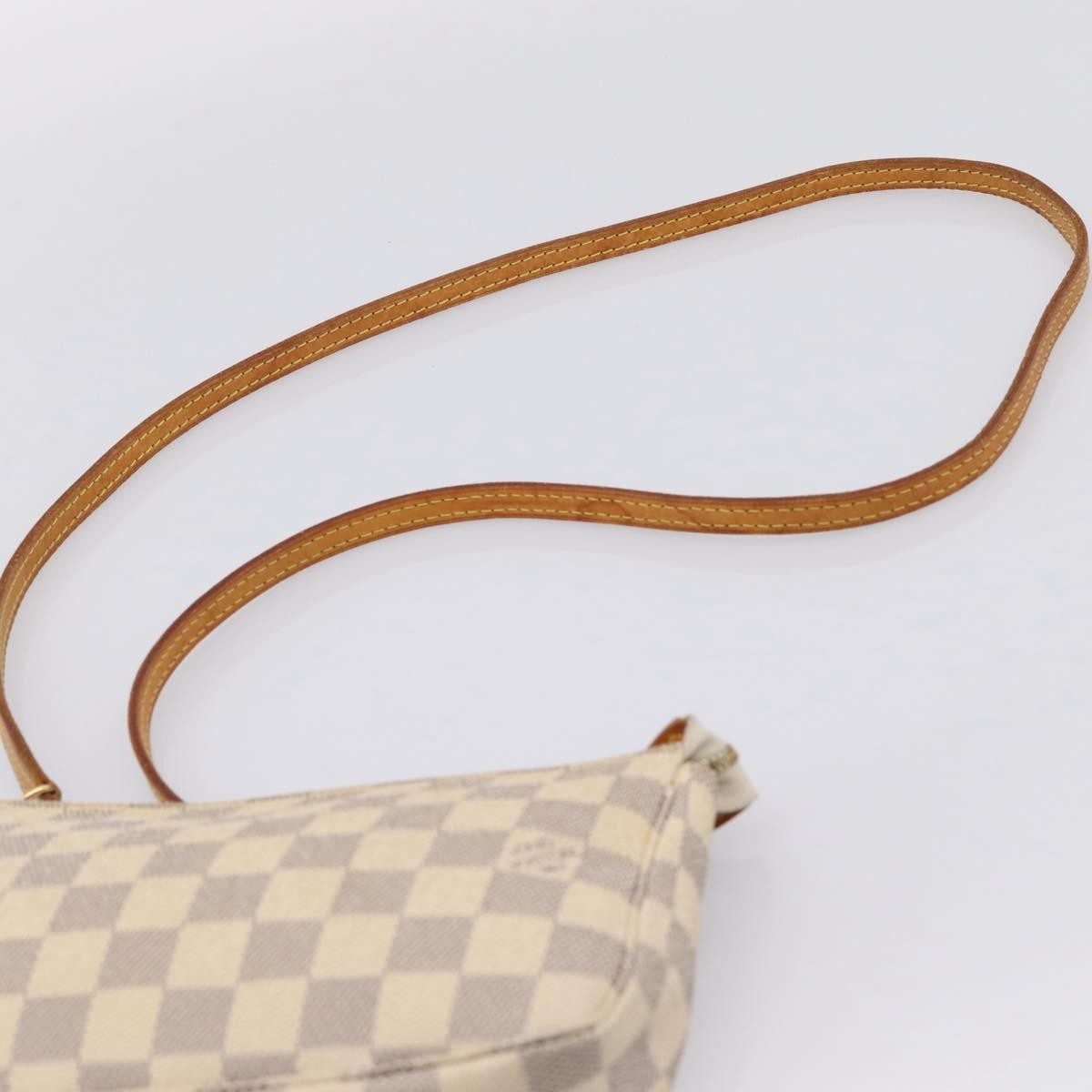 Louis Vuitton Pochette Accessoires Damier, White, Canvas, Clutch