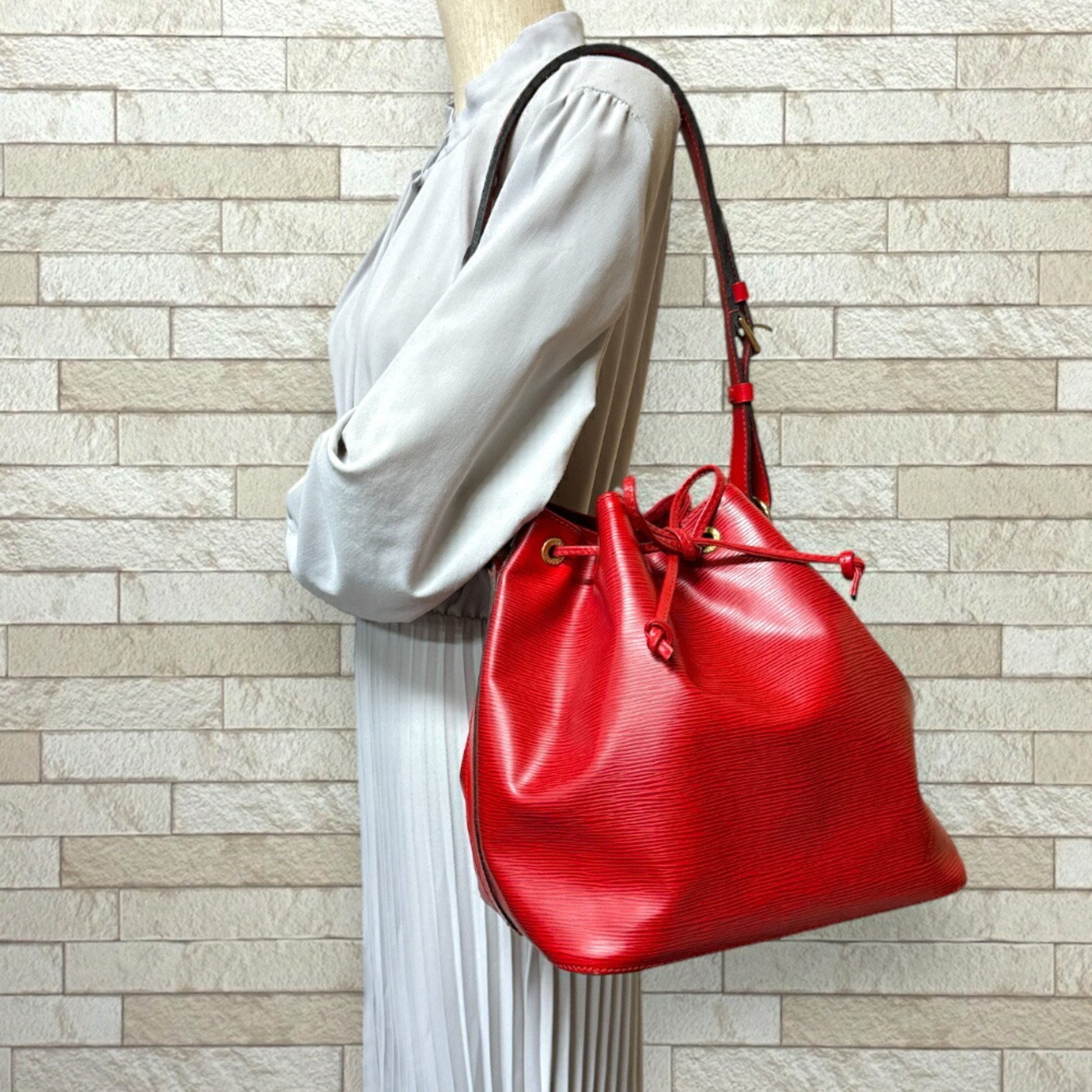 Louis Vuitton Noé, Red, Leather, shoulder