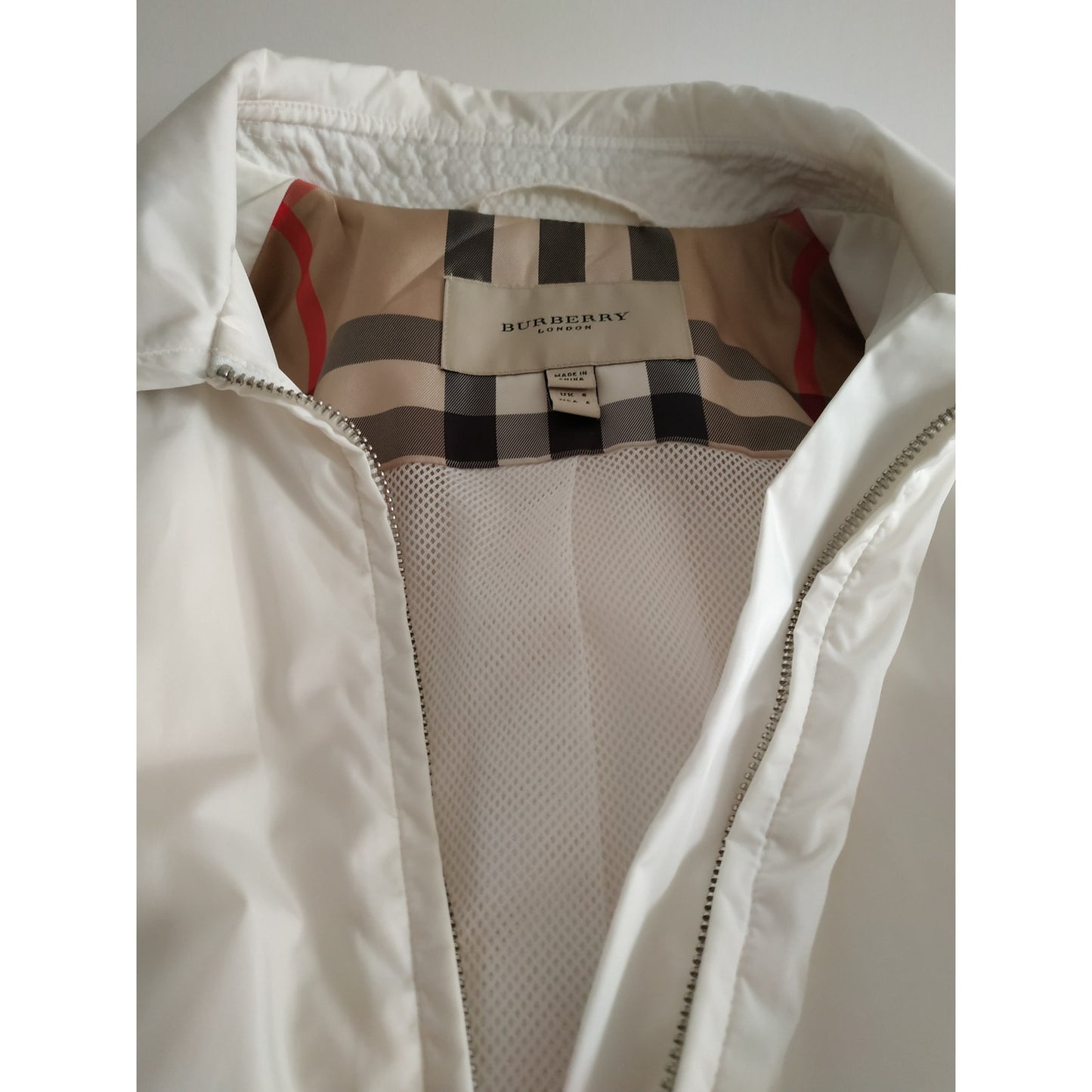 Αδιάβροχο Burberry 6 US Λευκό με Πλήρες Φερμουάρ και Κρυφή Κουκούλα