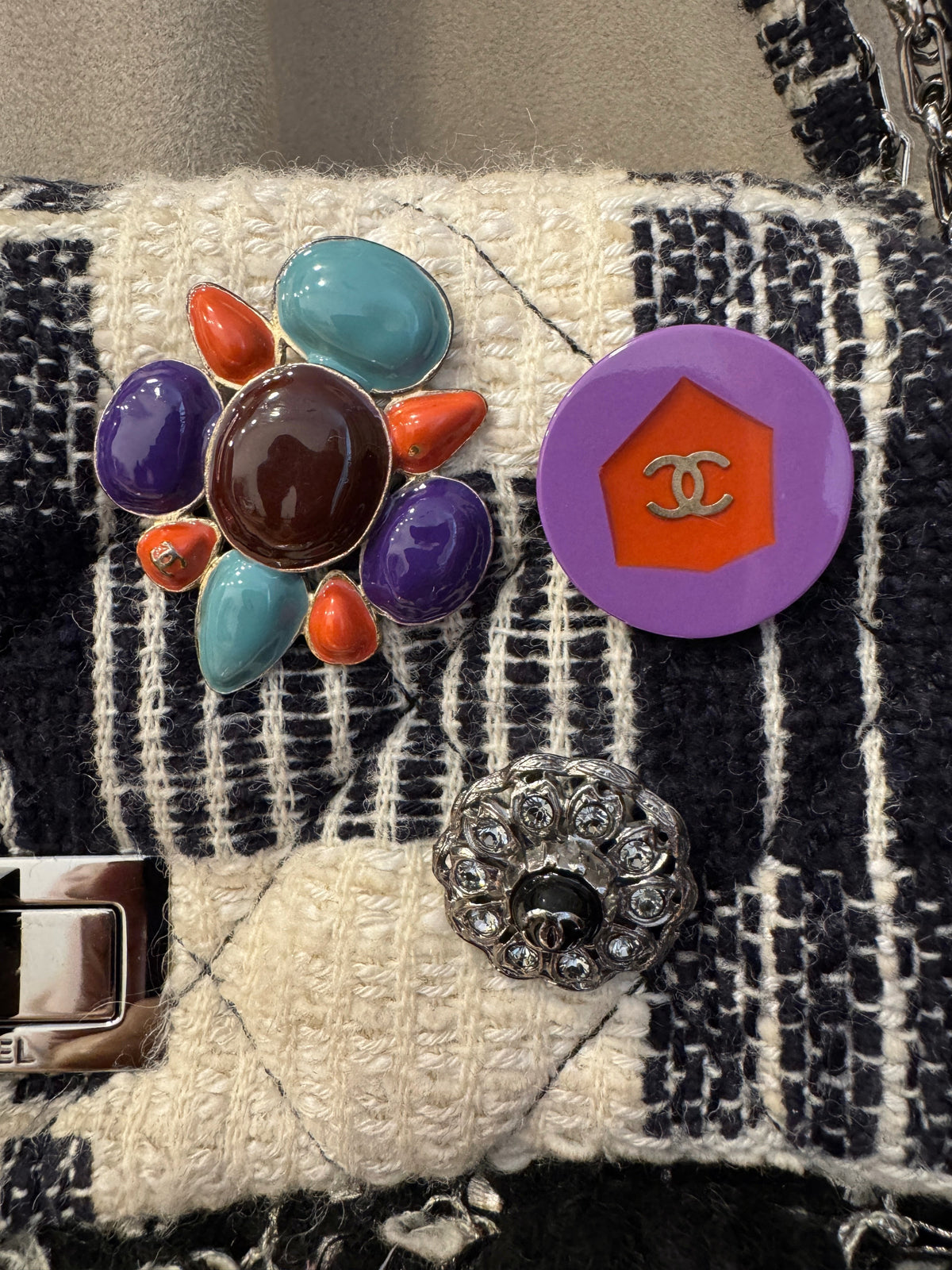 Brandsamsara vintage Chanel flap bag in multicolor tweed with jeweled brooches and turn lock closure detail