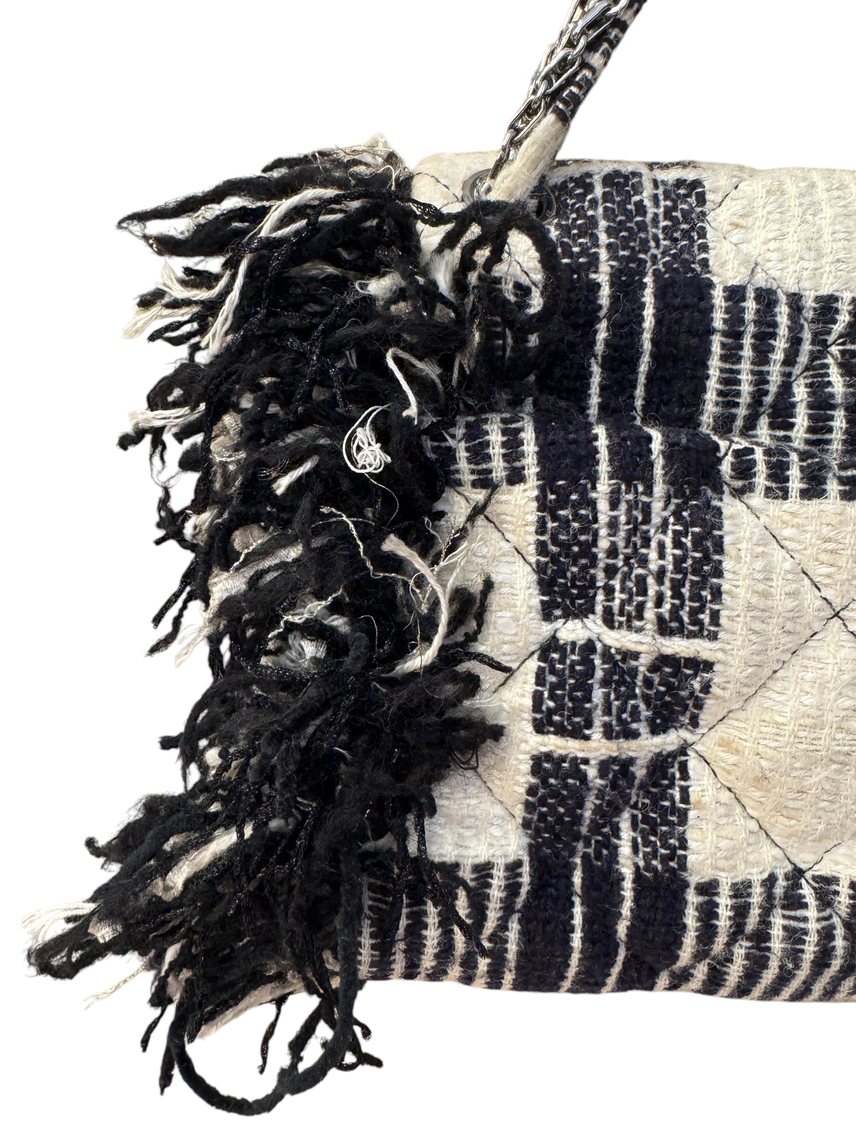 Brandsamsara vintage Chanel flap shoulder bag in black and white checkered tweed with decorative fringe trim