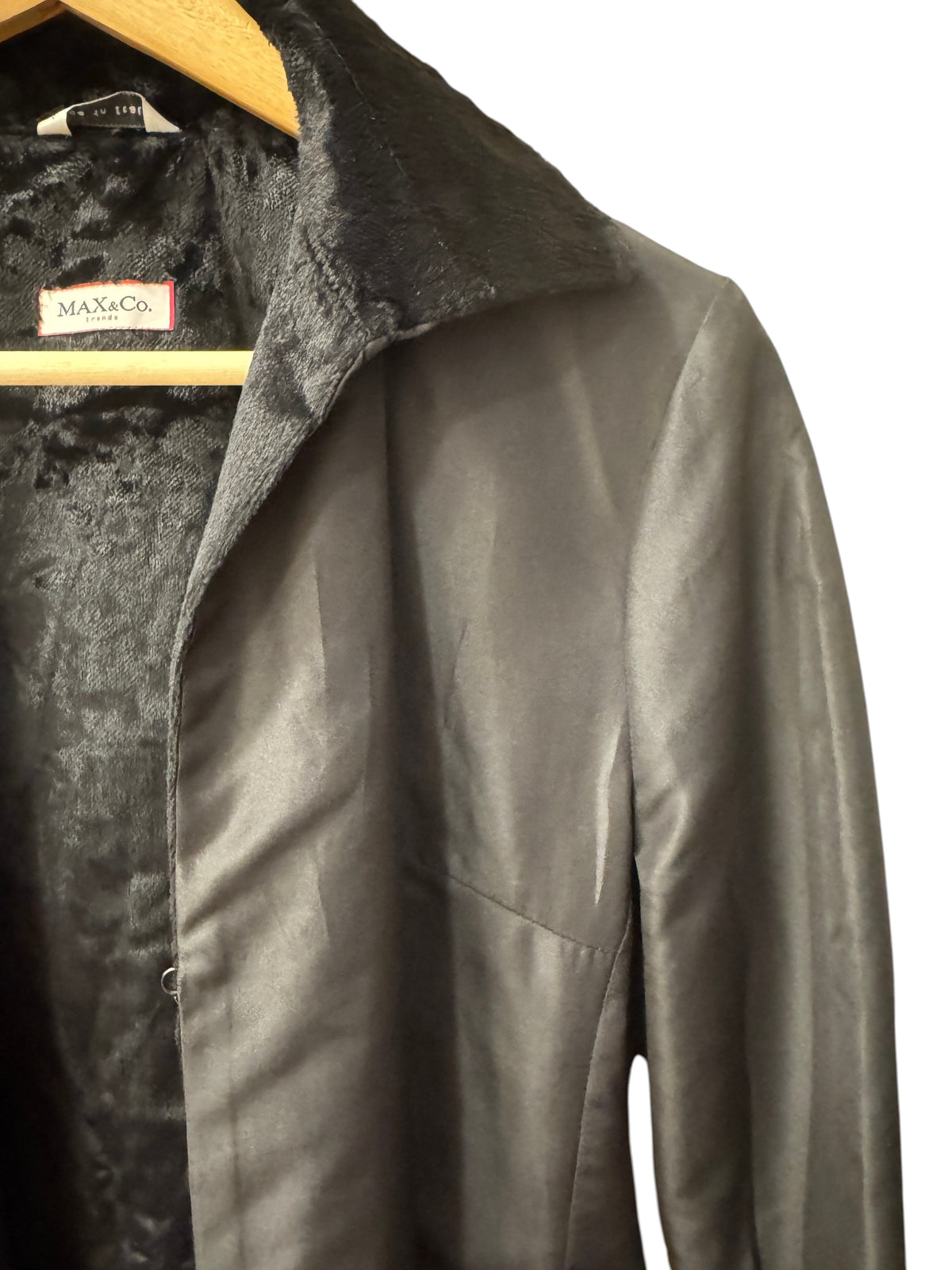 Brandsamsara Max & Co black long sleeve jacket with a soft faux fur lining and classic collar