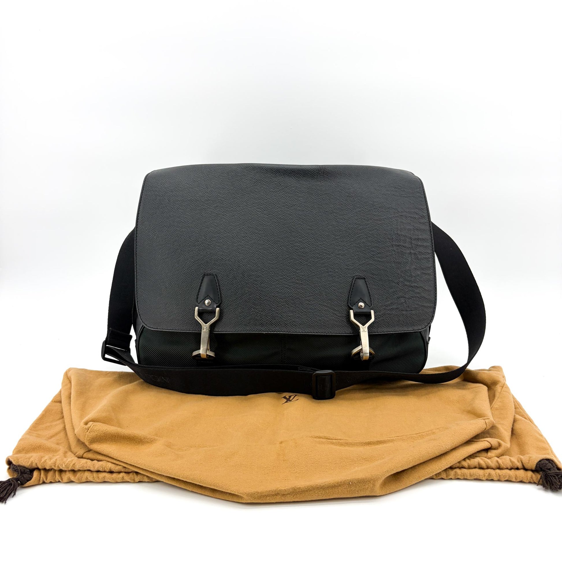 Louis Vuitton Roman Handbag Taiga Leather, Black, Leather, Handbag