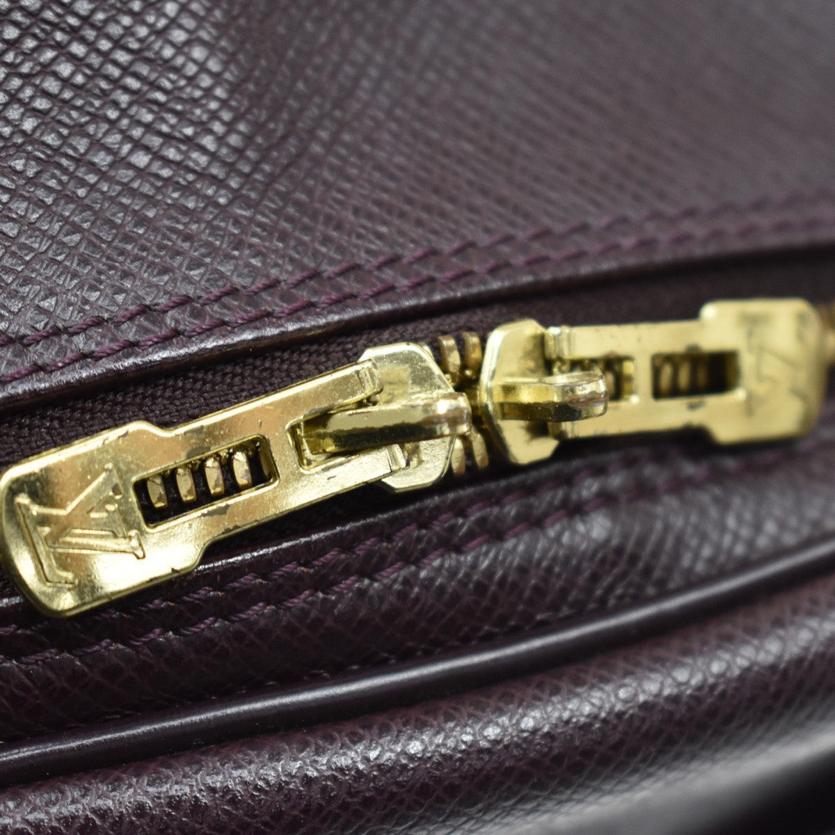 Louis Vuitton Reporter Taiga Leather, Purple, Leather, Shoulder Bag