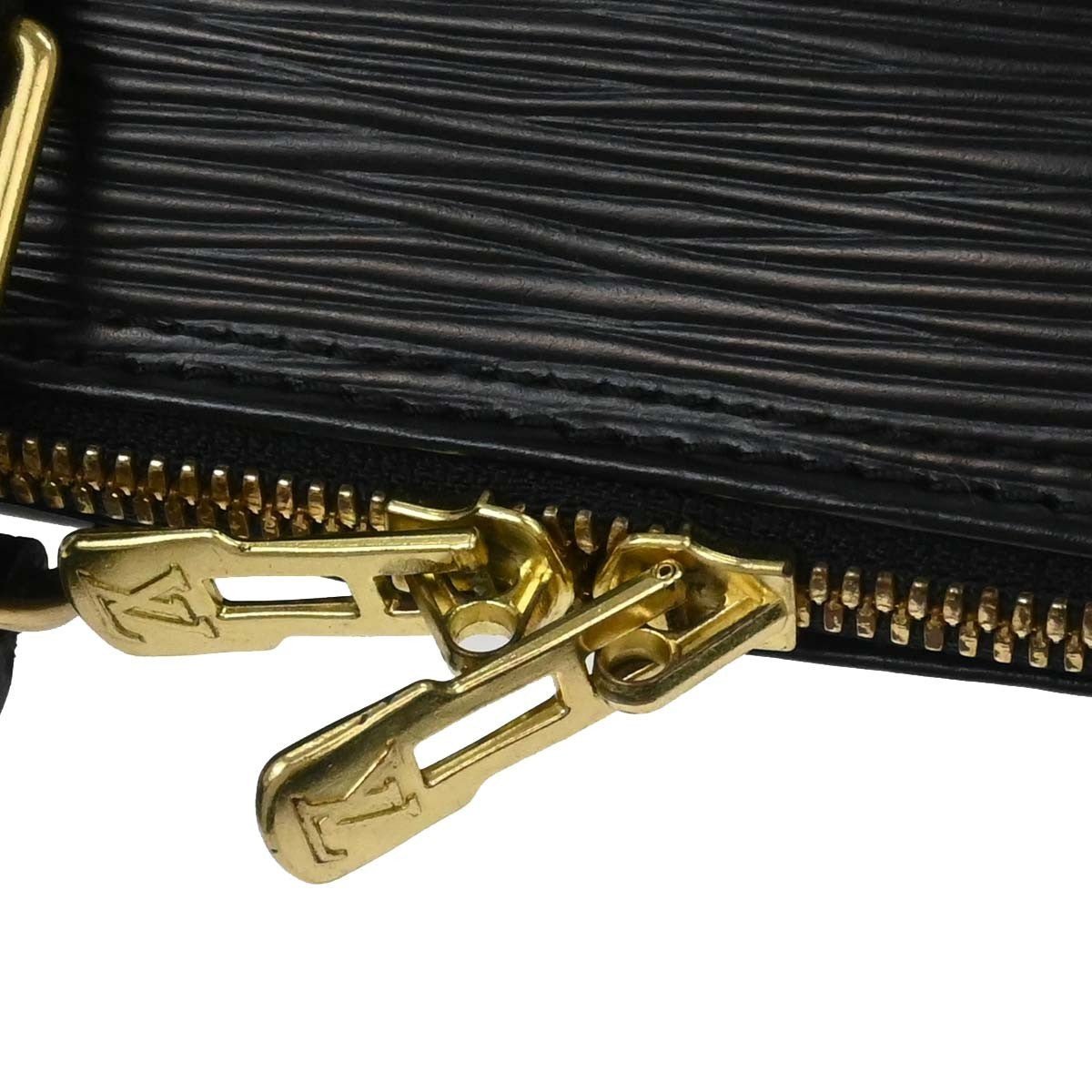 Louis Vuitton Alma Handbag - Brandsamsara