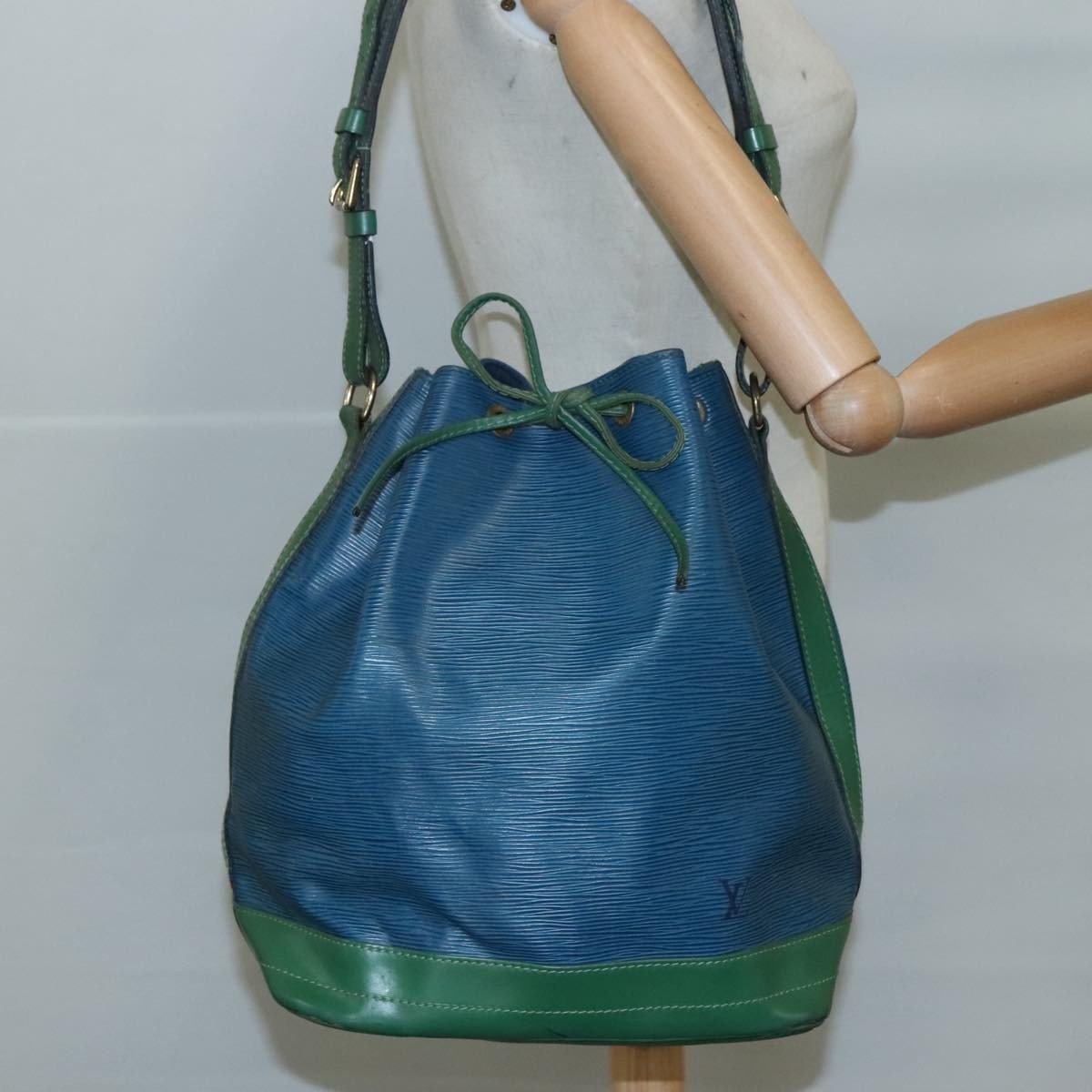 Louis Vuitton Bicolor Noe Handbag - Brandsamsara