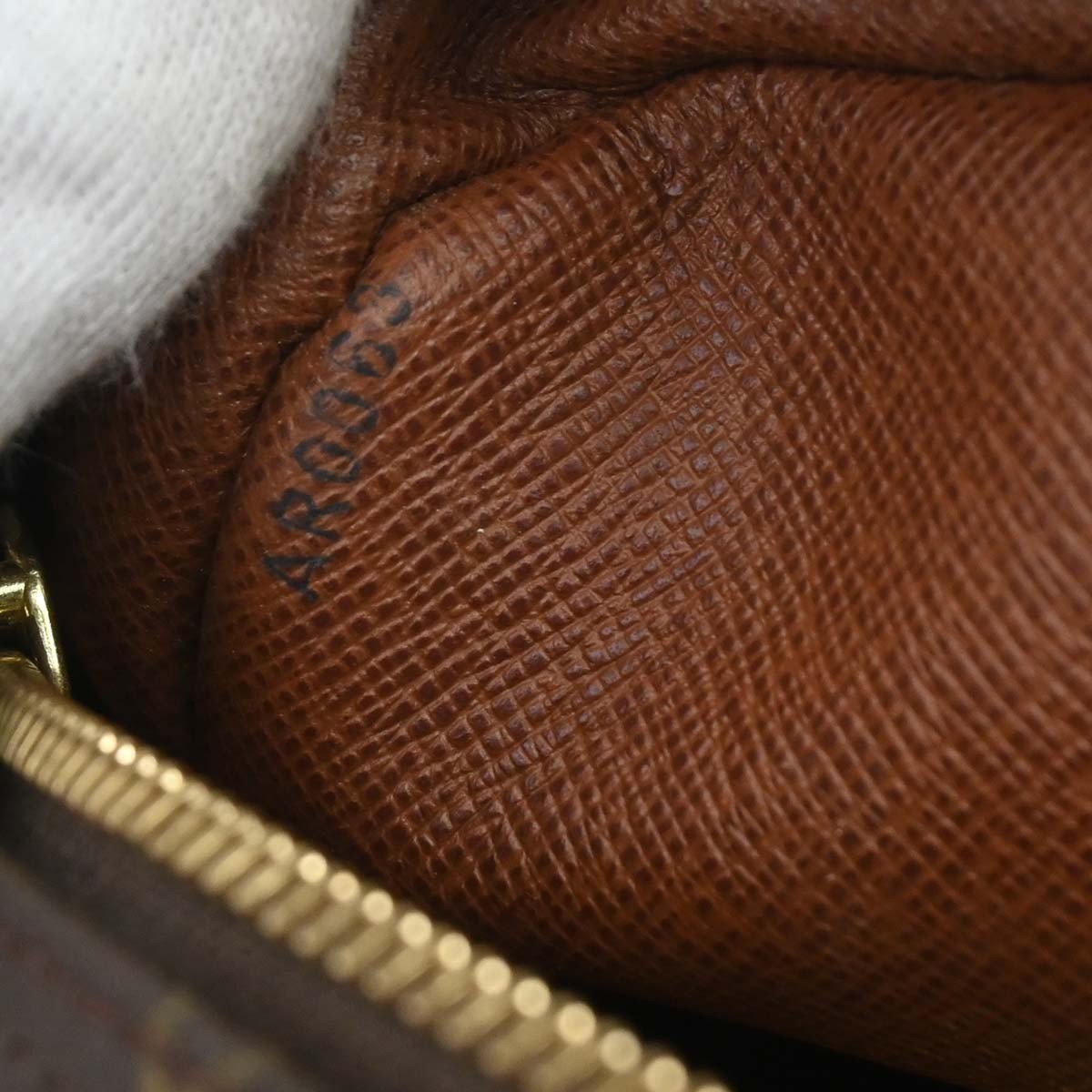 Louis Vuitton Nil Messenger - Brandsamsara
