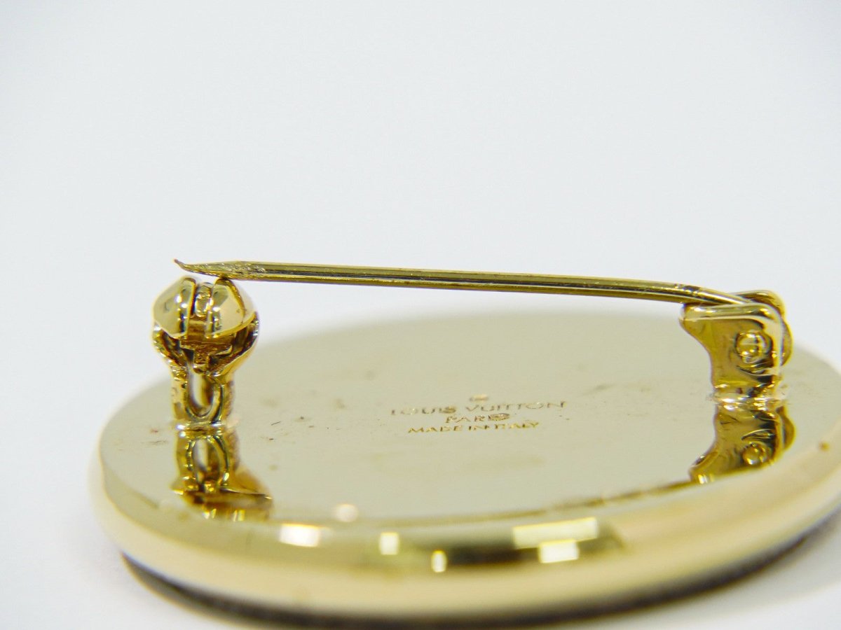 Louis Vuitton Single LV Snowflake Pin - Brandsamsara