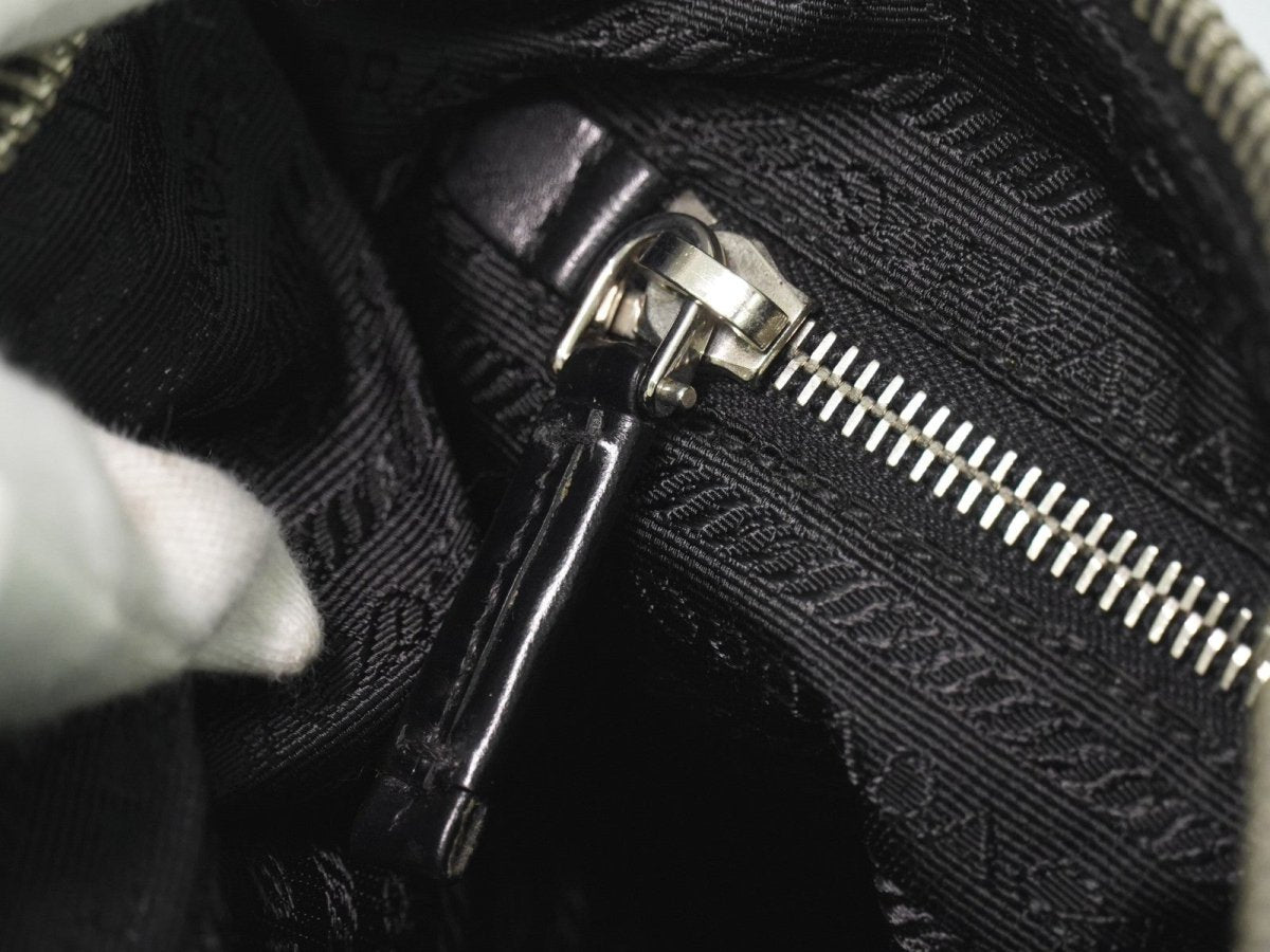 Prada Zip Messenger - Brandsamsara