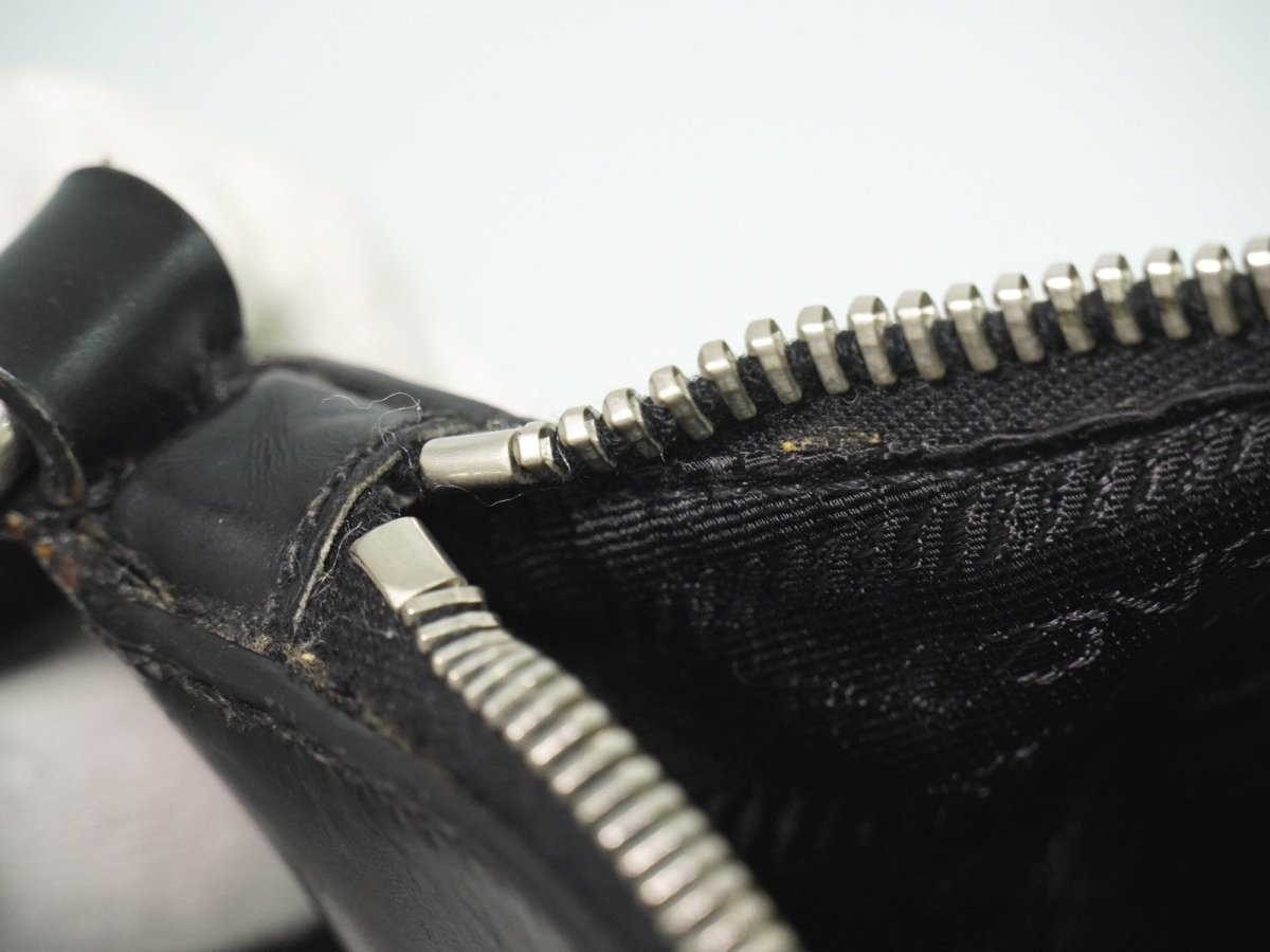 Prada Zip Messenger - Brandsamsara