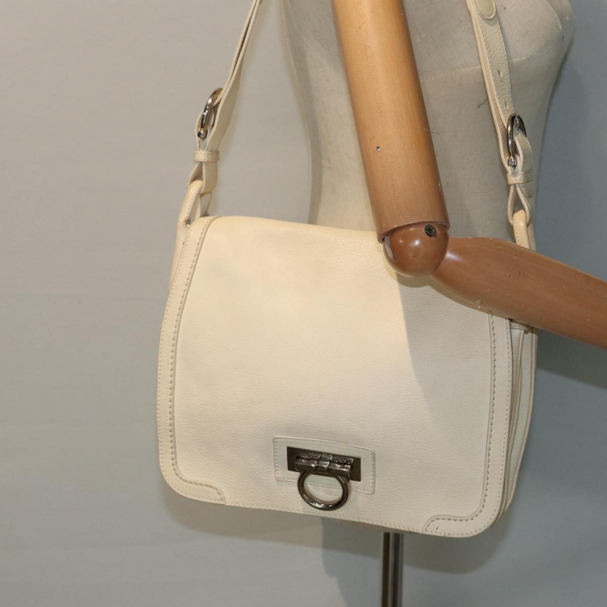Salvatore Ferragamo Gancini Shoulder Bag Leather, WHITE, LEATHER, Shoulder bag