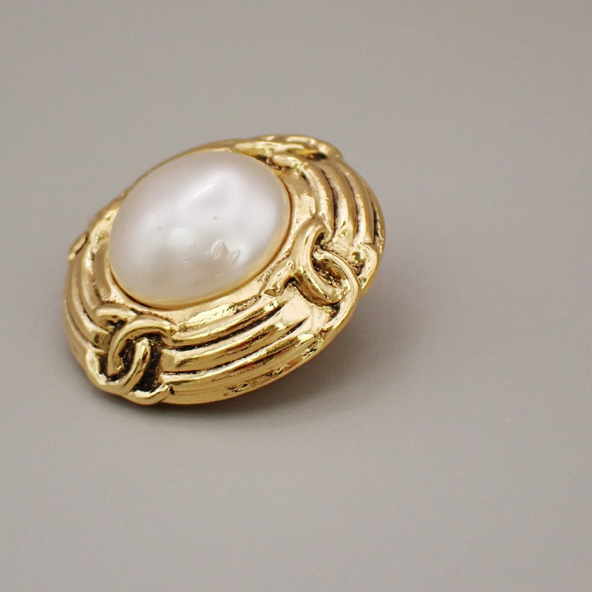 Chanel Vintage Round Clip-On Earrings Metal with Faux Pearl, GOLD, GOLD_PLATED, Earrings