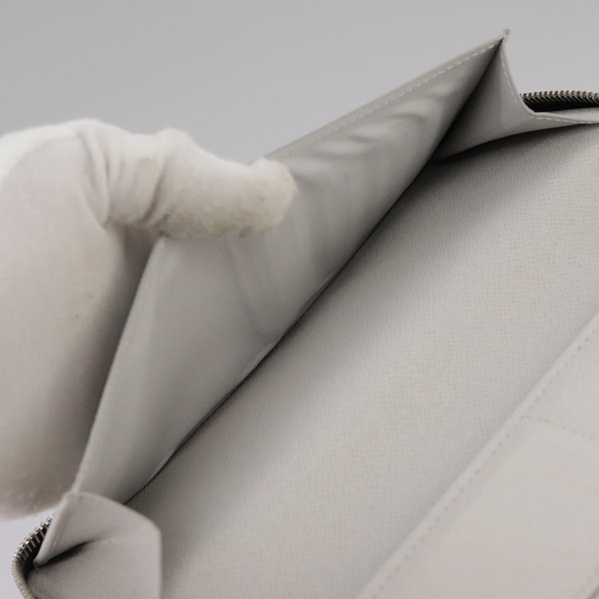 Louis Vuitton Zippy wallet vertical Taiga leather, WHITE, LEATHER, Wallets