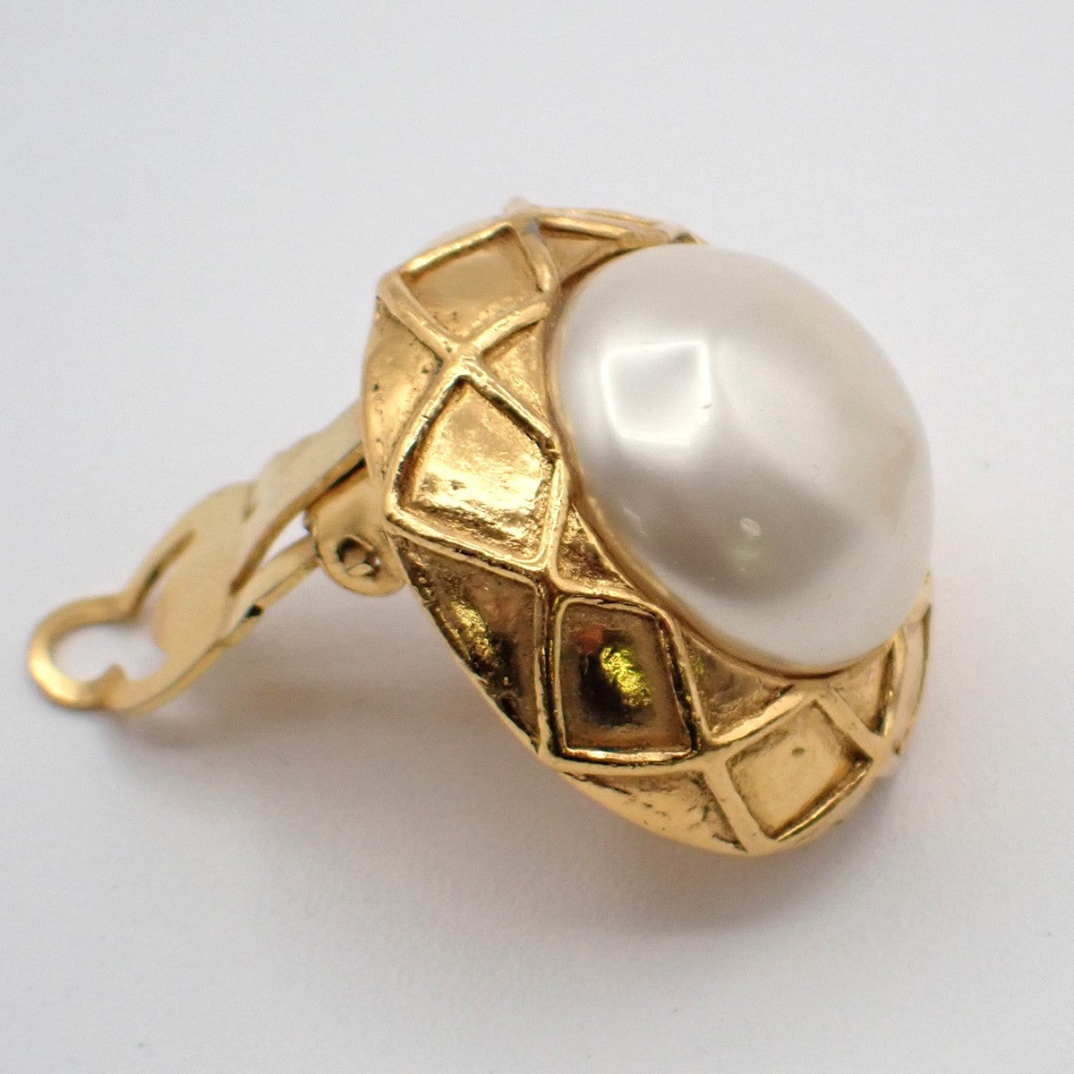 Chanel Vintage Round Clip-On Earrings Metal with Faux Pearl, GOLD, GOLD_PLATED, Earrings
