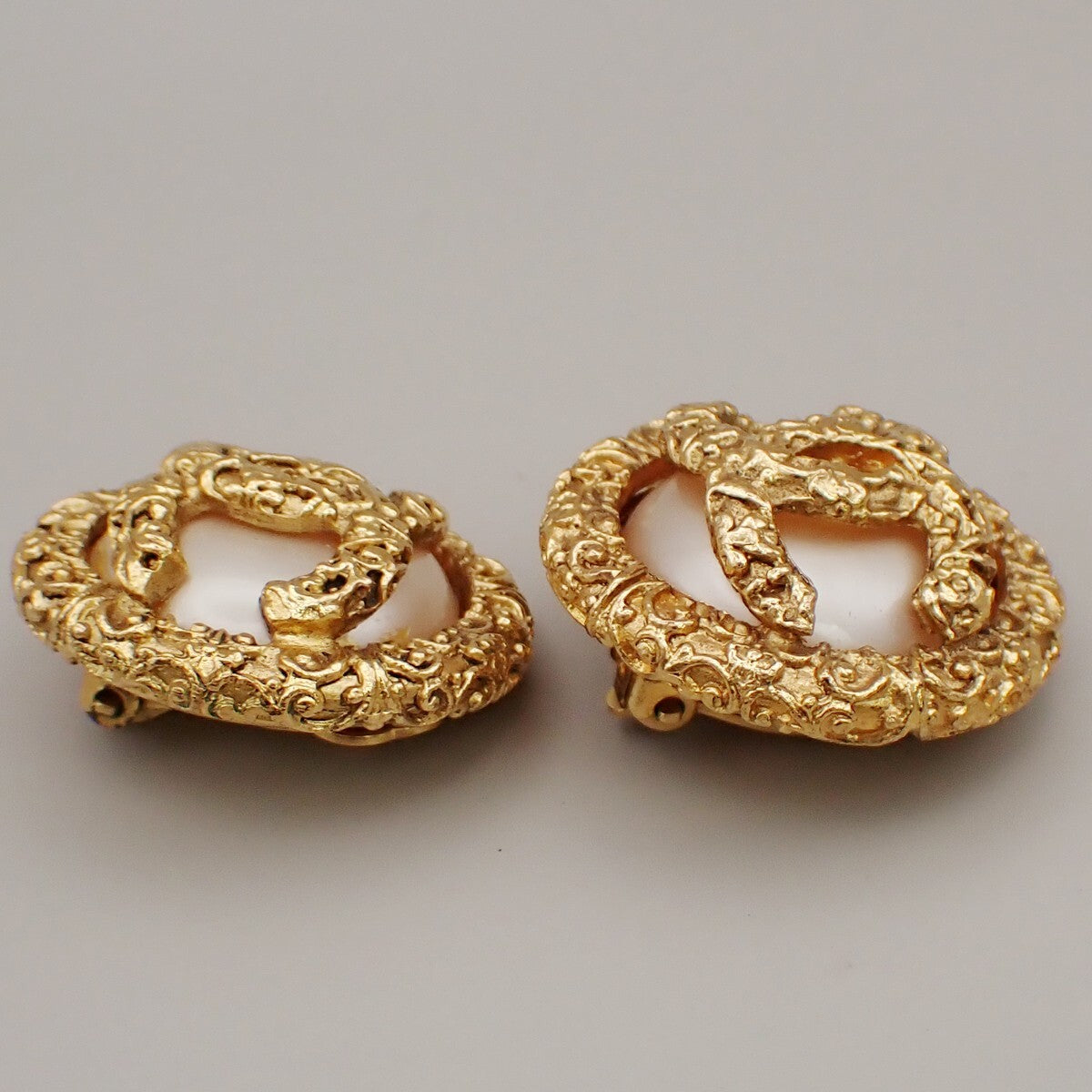 Chanel Vintage CC Logo Round Clip-on Earrings Metal with Crystals, GOLD, GOLD_PLATED,PEARL, Earrings