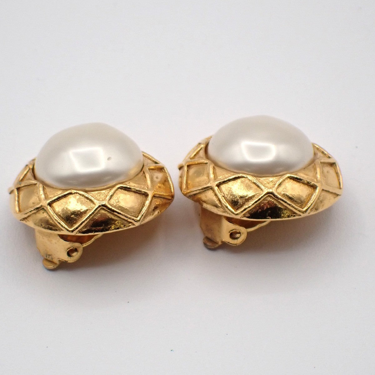 Chanel Vintage Round Clip-On Earrings Metal with Faux Pearl, GOLD, GOLD_PLATED, Earrings