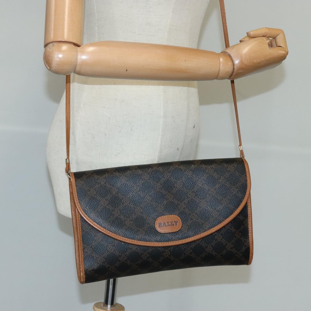 Bally Vintage Shoulder Bag Leather, Black, Leather, Handbag