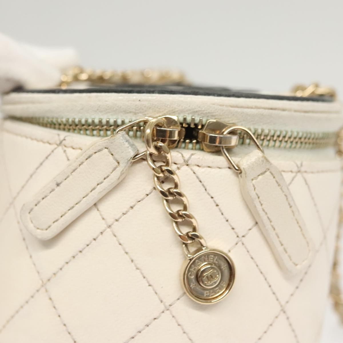 Chanel CC Round Vanity Case with Chain Quilted Lambskin, WHITE, LEATHER, Shoulder bag