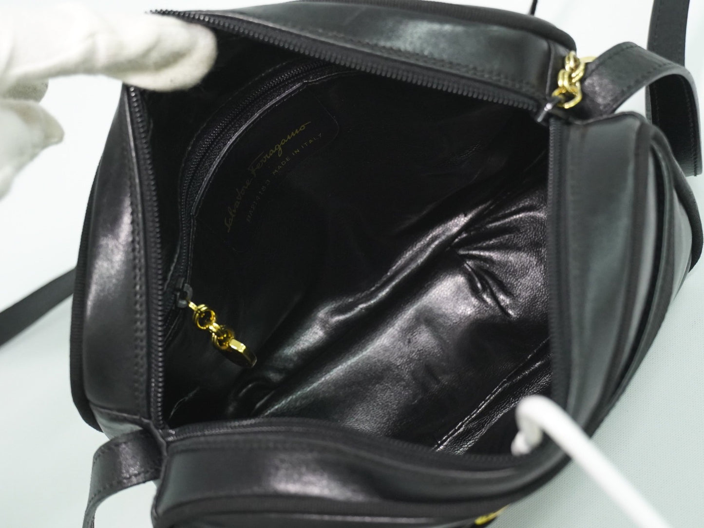 Salvatore Ferragamo Vara Bow camera Shoulder Bag Leather, BLACK, LEATHER, Shoulder bag