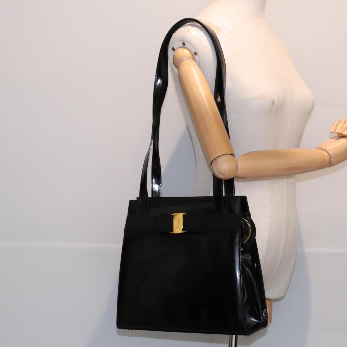 Salvatore Ferragamo Vala Shoulder Bag Patent Leather, BLACK, PATENT_LEATHER, Shoulder bag
