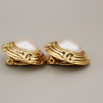 Chanel Vintage Round Clip-On Earrings Metal with Faux Pearl, GOLD, GOLD_PLATED, Earrings