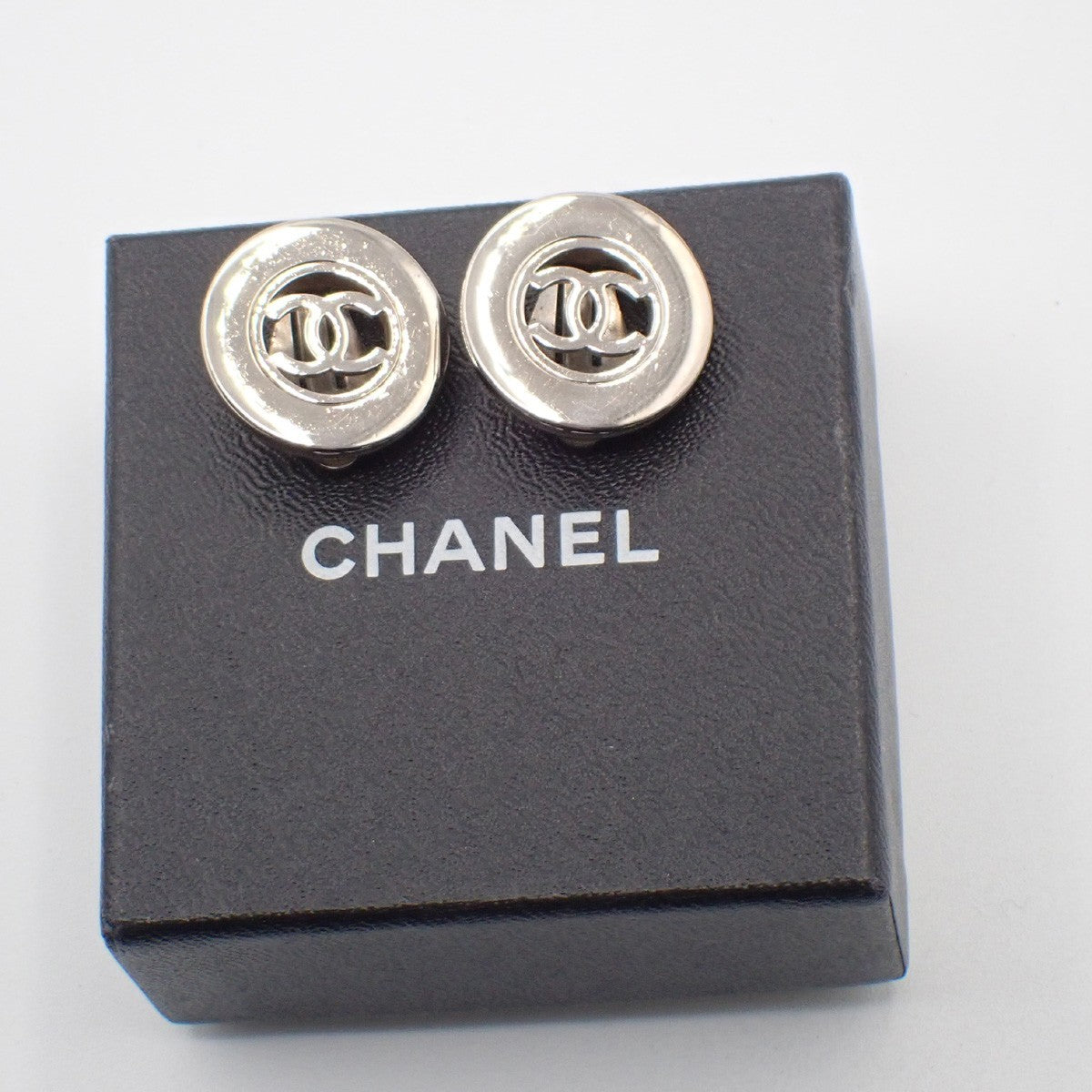 Chanel CC Cutout Round Clip-On Earrings Metal, SILVER, METAL, Earrings