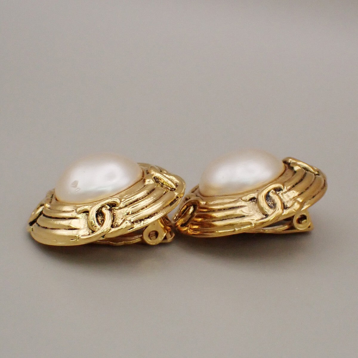 Chanel Vintage Round Clip-On Earrings Metal with Faux Pearl, GOLD, GOLD_PLATED, Earrings