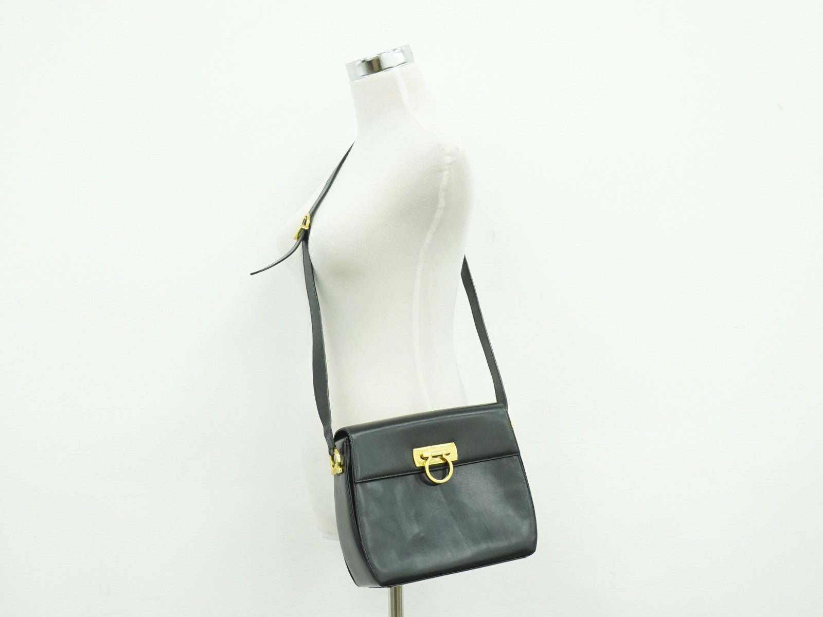 Salvatore Ferragamo Gancini Shoulder Bag Leather, BLACK, LEATHER, Shoulder bag