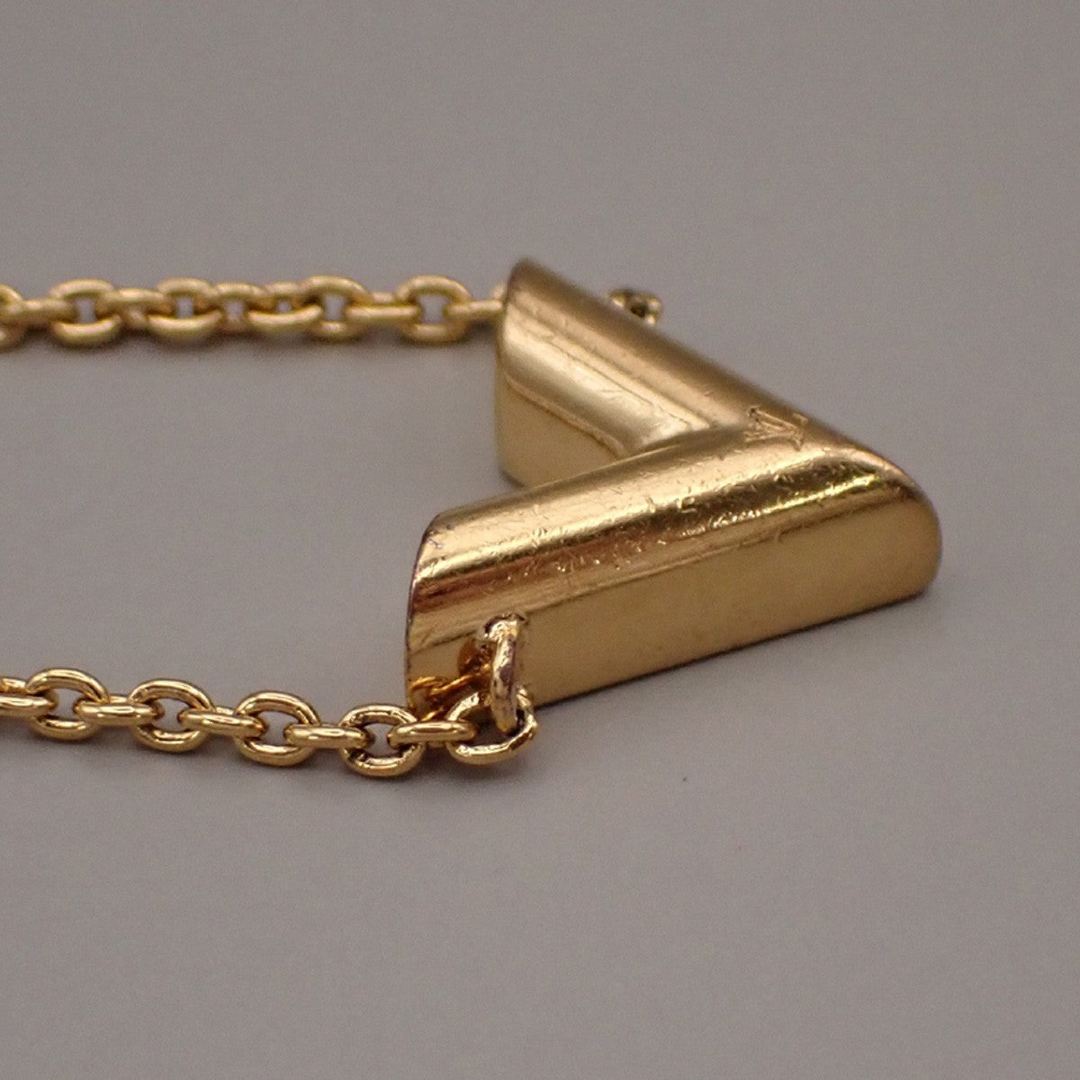Louis Vuitton Essential V Bracelet Metal, GOLD, GOLD_PLATED, Bracelet
