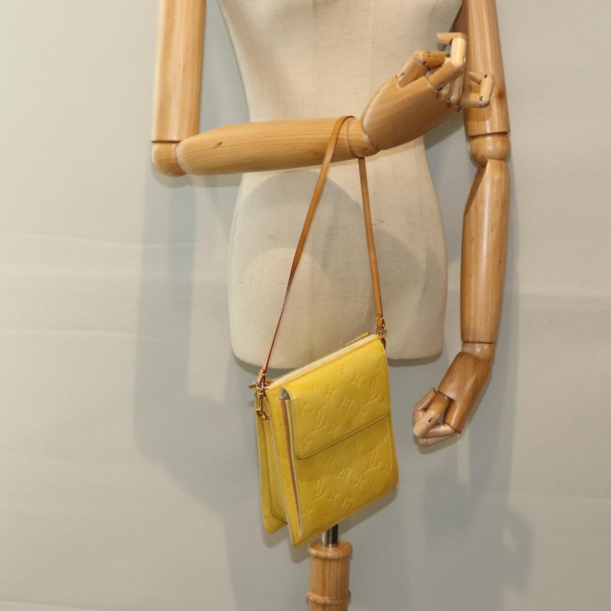 Louis Vuitton Thompson Street Handbag Monogram Vernis, YELLOW, PATENT_LEATHER, Clutche & pouche