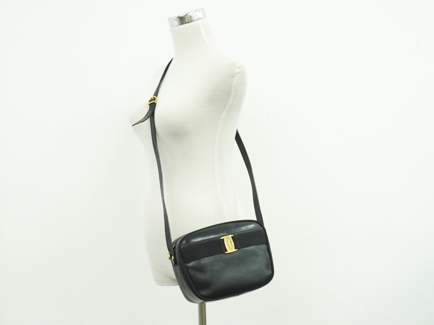 Salvatore Ferragamo Vara Bow camera Shoulder Bag Leather, BLACK, LEATHER, Shoulder bag