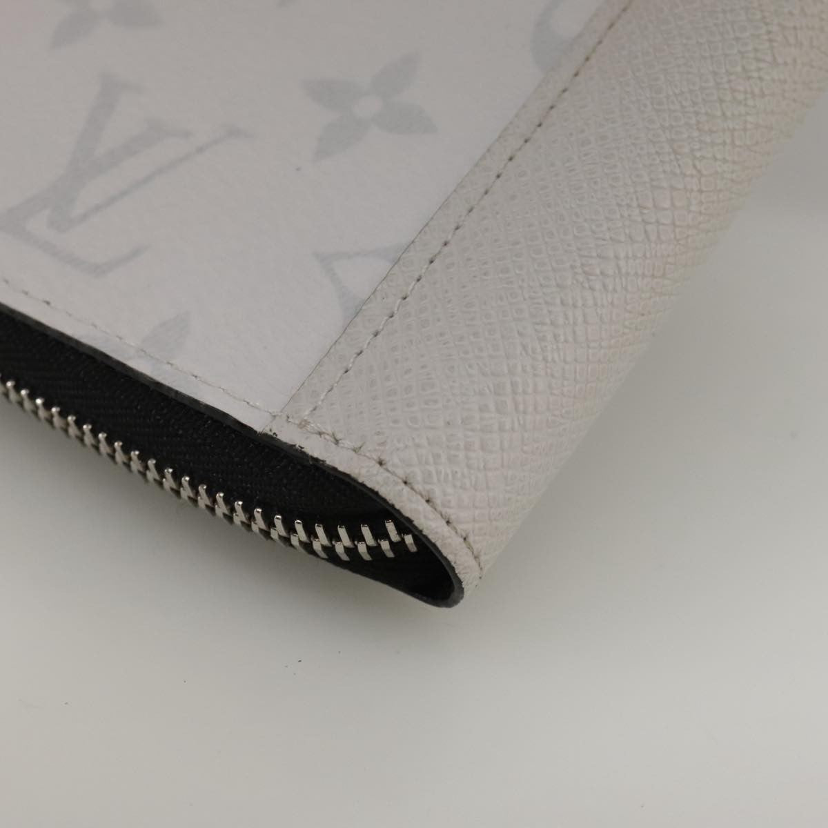Louis Vuitton Zippy wallet vertical Taiga leather, WHITE, LEATHER, Wallets