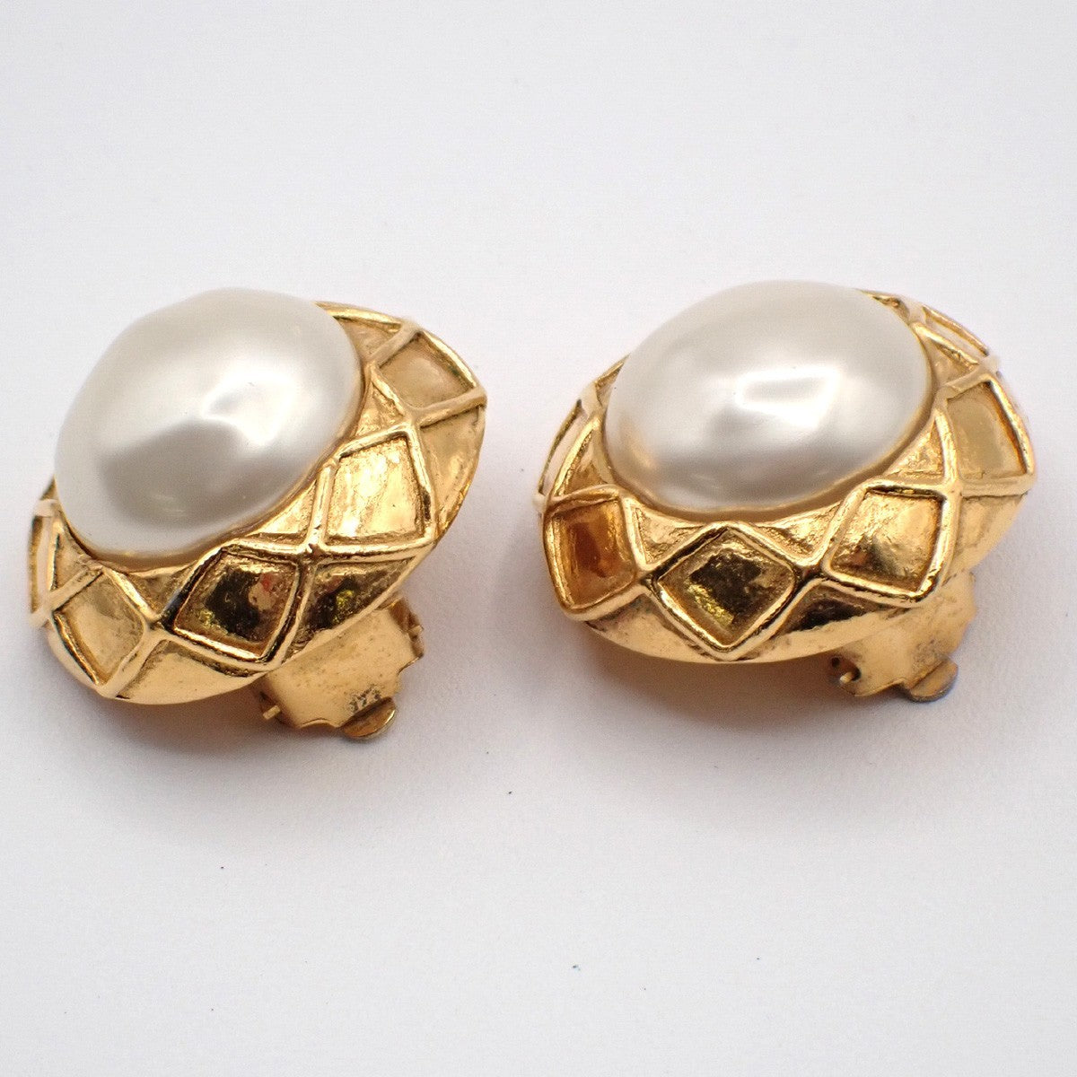 Chanel Vintage Round Clip-On Earrings Metal with Faux Pearl, GOLD, GOLD_PLATED, Earrings