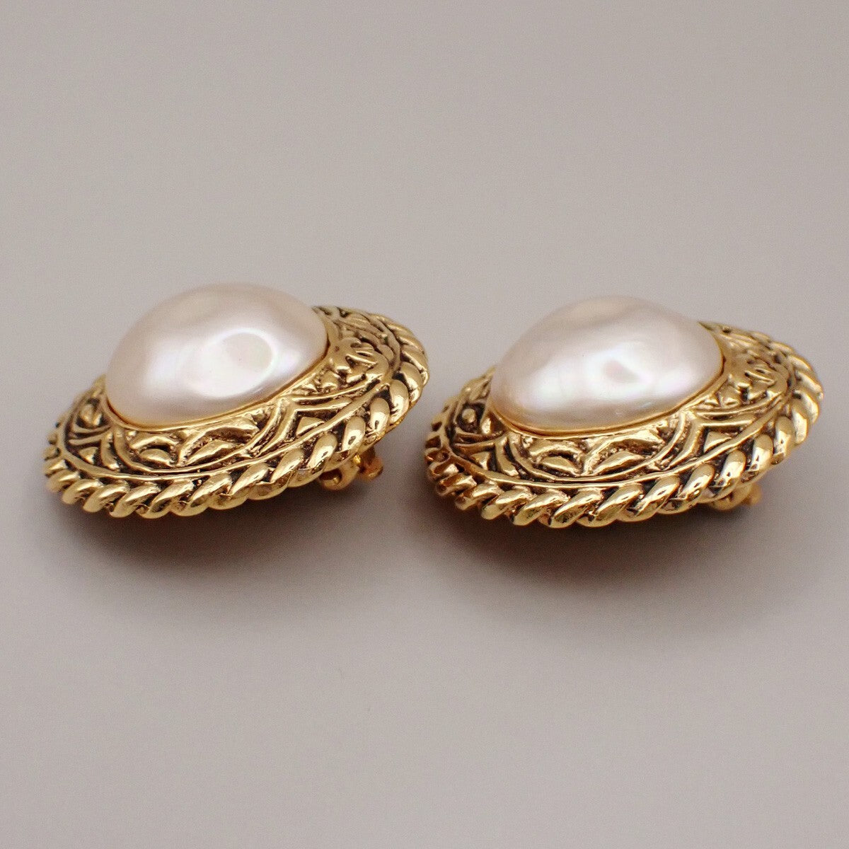 Chanel Vintage Round Chain Clip-On Earrings Metal with Faux Pearl, GOLD, GOLD_PLATED, Earrings