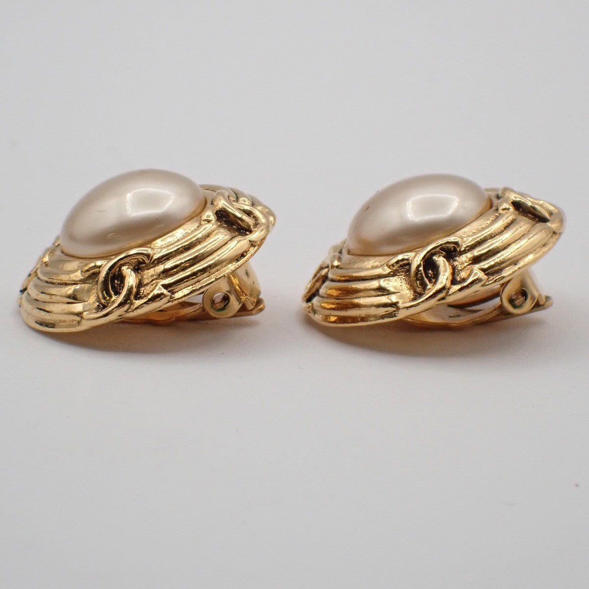 Chanel Vintage Round Clip-On Earrings Metal with Faux Pearl, GOLD, GOLD_PLATED, Earrings