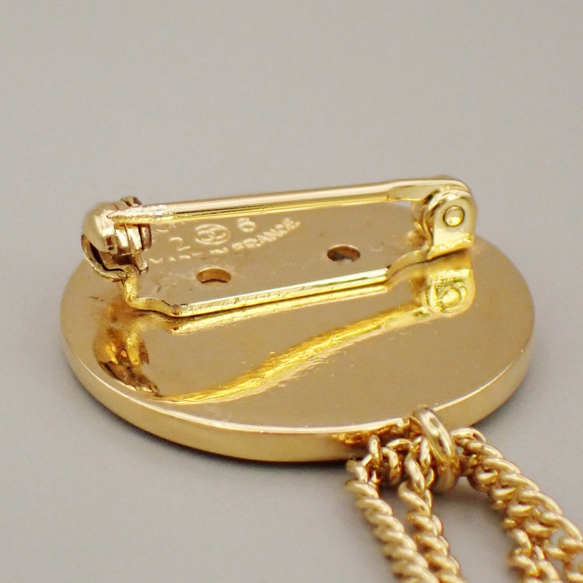 Chanel Vintage Medallion Flap Bag Brooch Metal, GOLD, GOLD_PLATED, Brooch
