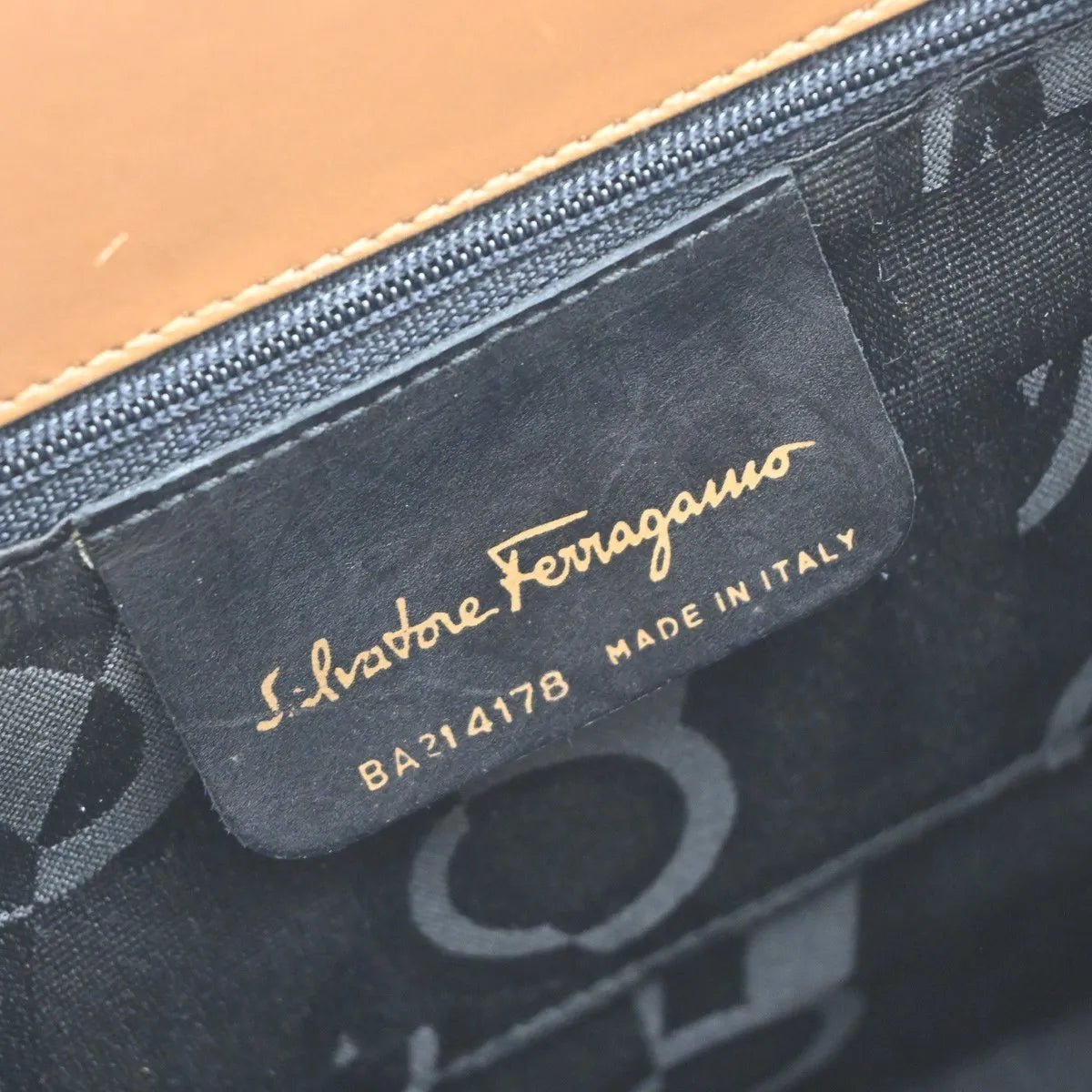Salvatore Ferragamo Convertible Vara Bow Tote - Brandsamsara