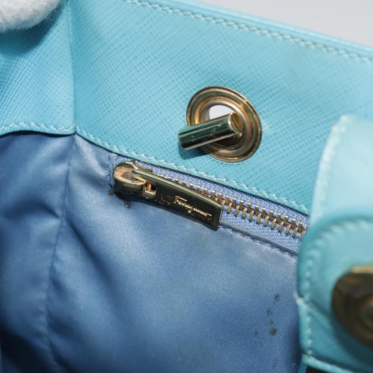 Salvatore Ferragamo Vara Handbag - Brandsamsara