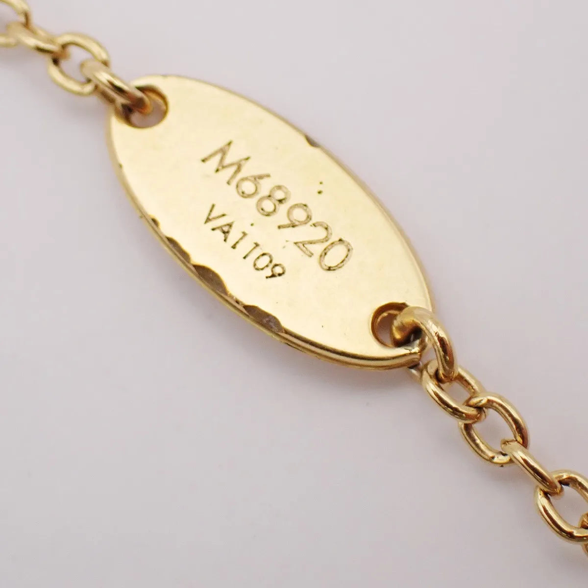 Louis Vuitton Essential V Metal, Gold, Gold Plated, Necklace