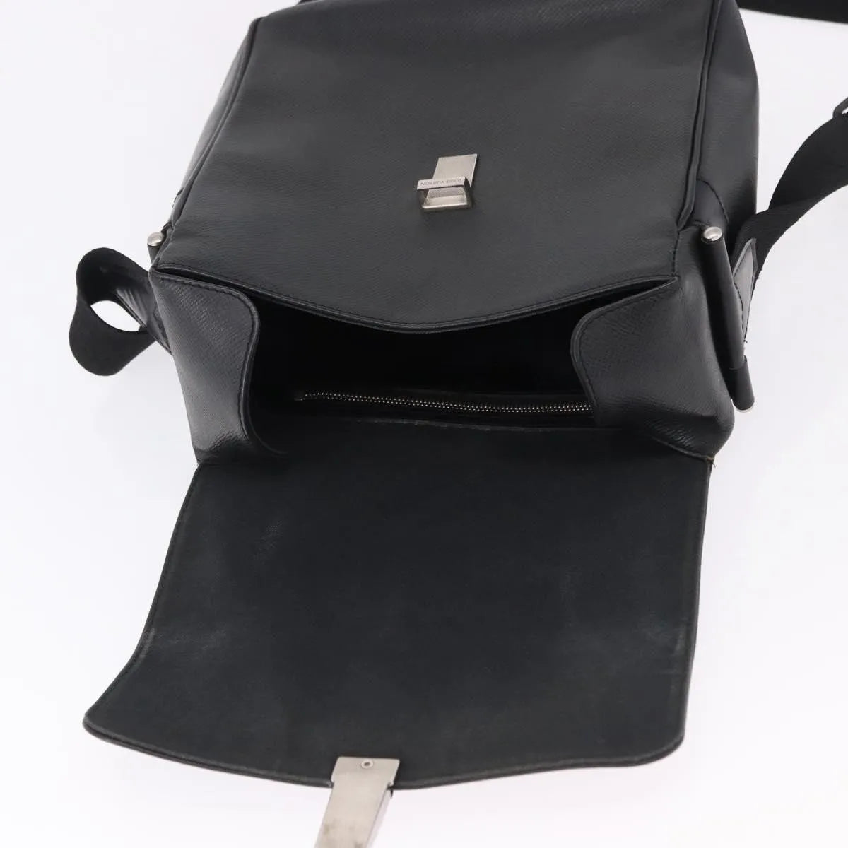Louis Vuitton Yaranga Messenger Taiga Leather, Black, Leather, Shoulder Bag