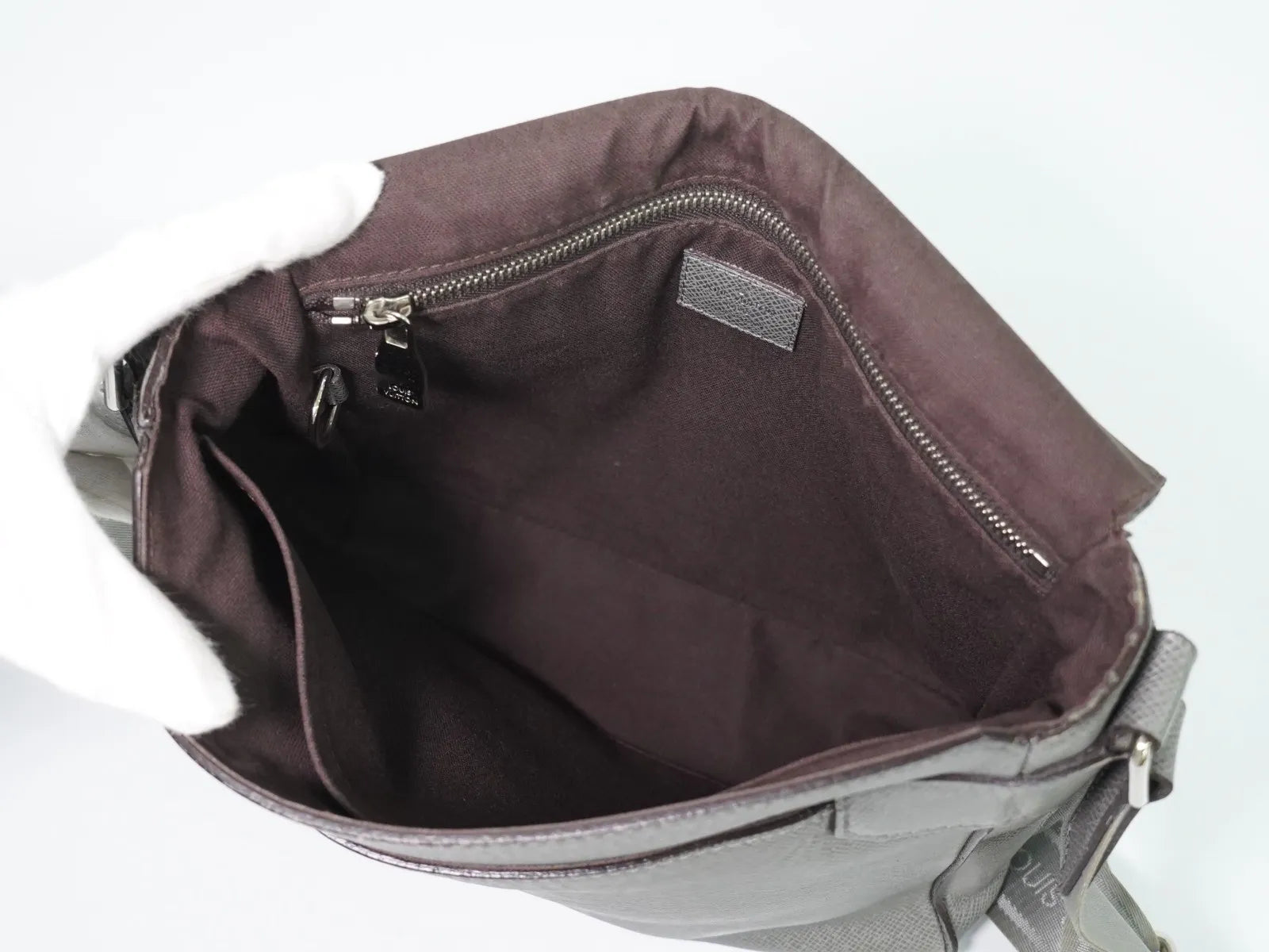 Louis Vuitton Roman Taiga Leather, Gray, Leather, Shoulder Bag