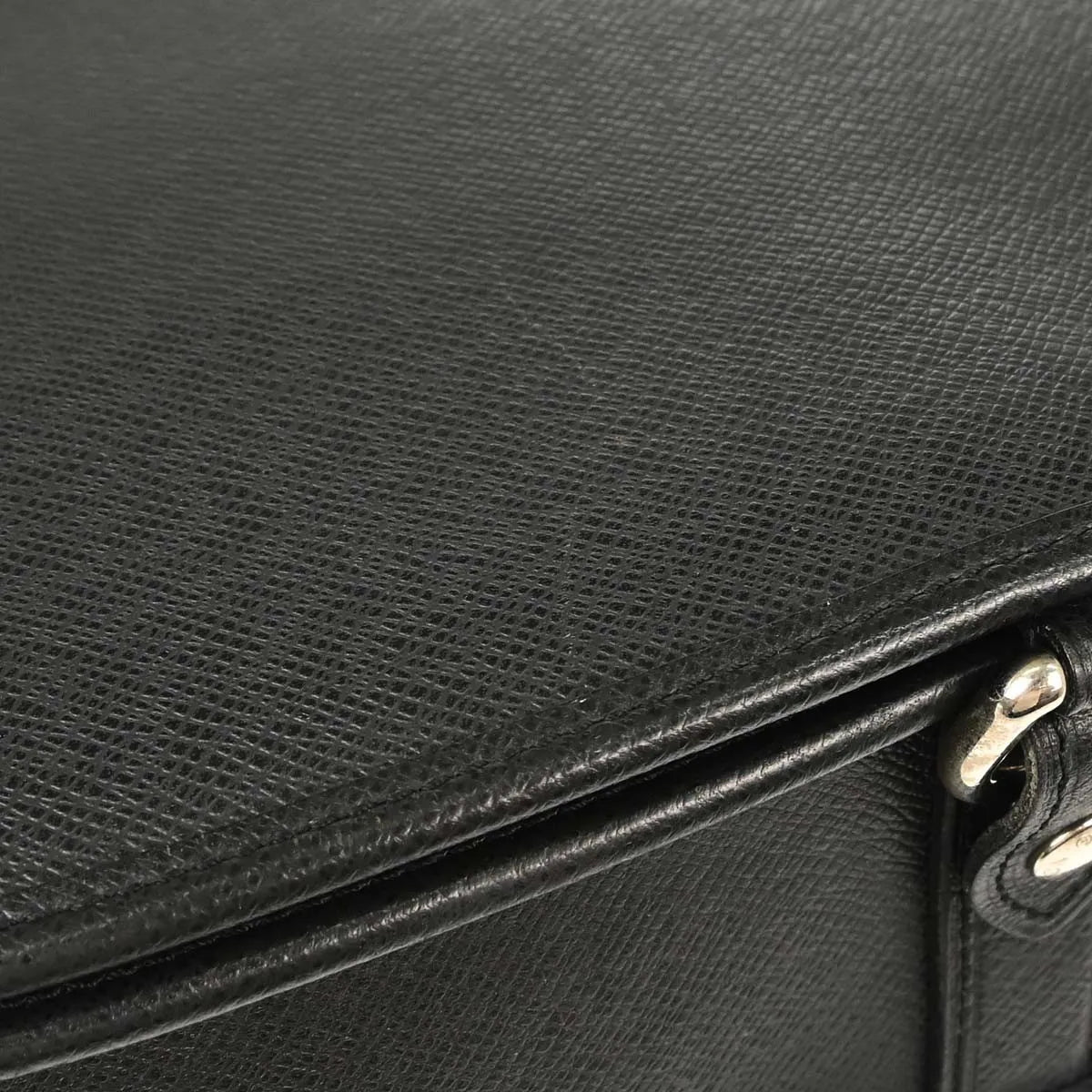 Louis Vuitton Andrei Messenger Taiga Leather, Black, Leather, Shoulder Bag