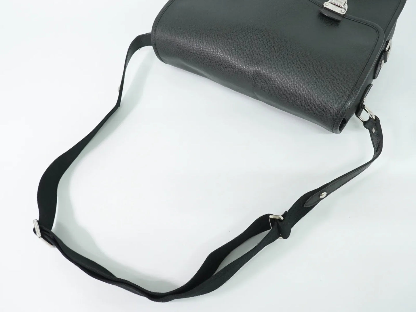 Louis Vuitton Alexei Messenger Taiga Leather, Black, Leather, Shoulder Bag