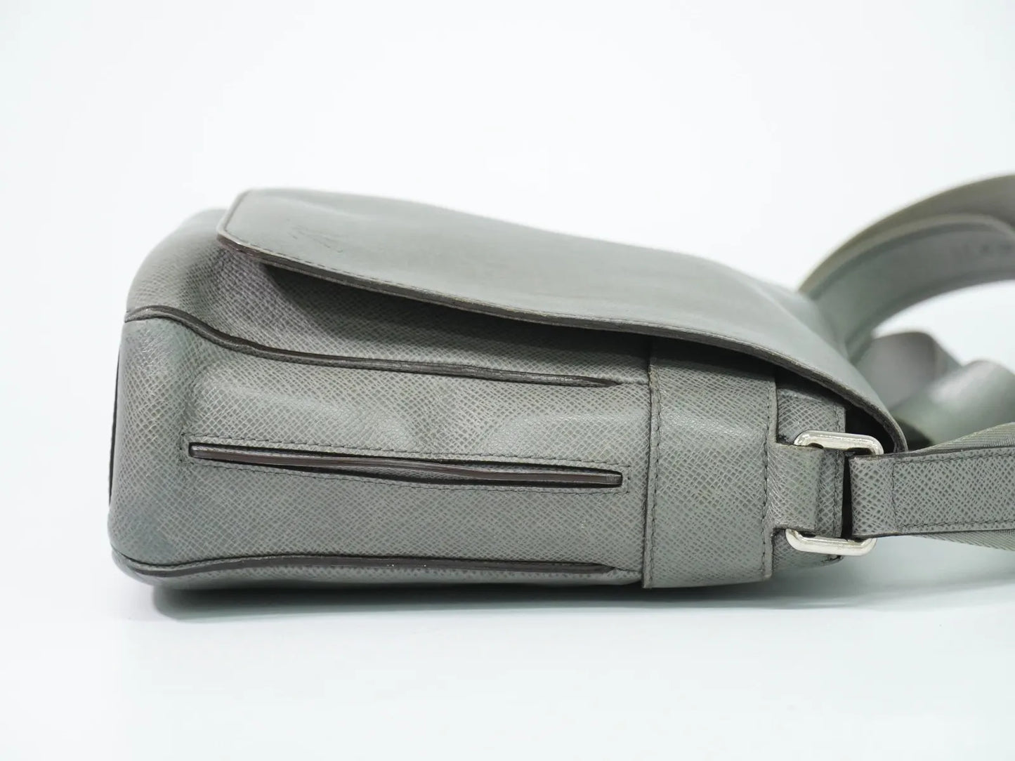 Louis Vuitton Roman Taiga Leather, Gray, Leather, Shoulder Bag