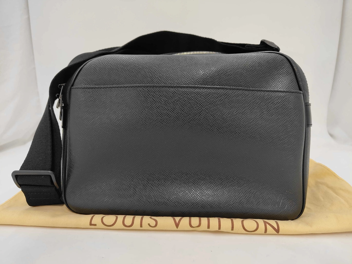 Louis Vuitton Reporter Taiga Leather, Brown, Canvas, Shoulder Bag