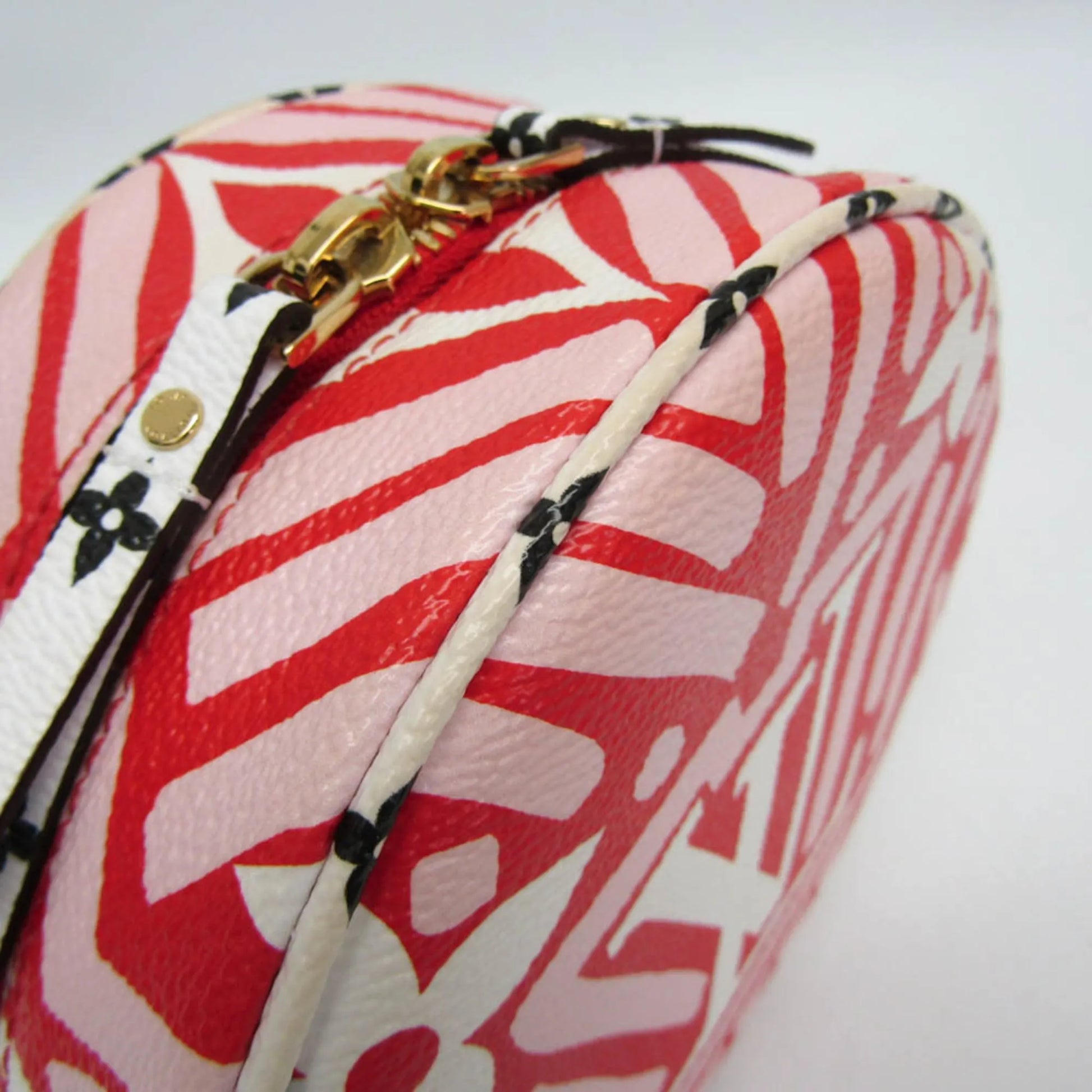 Louis Vuitton Boite Chapeau Souple Limited Edition Crafty Monogram Giant, White, PVC, Shoulder Bag